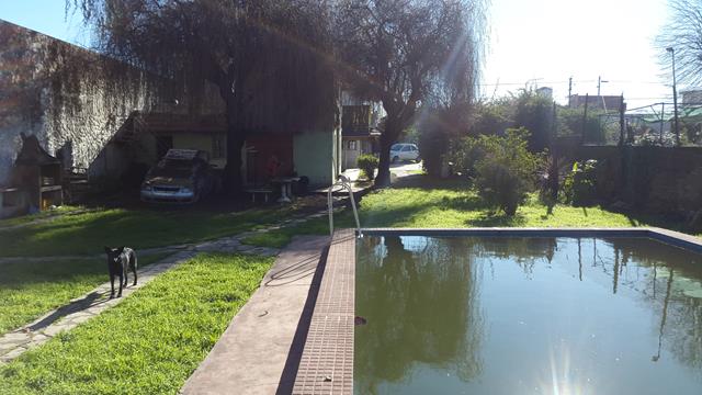 SE VENDE CHALET 5 AMBIENTES Y DTO 2 AMB. C/FONDO LIBRE Y PISCINA — foto 4