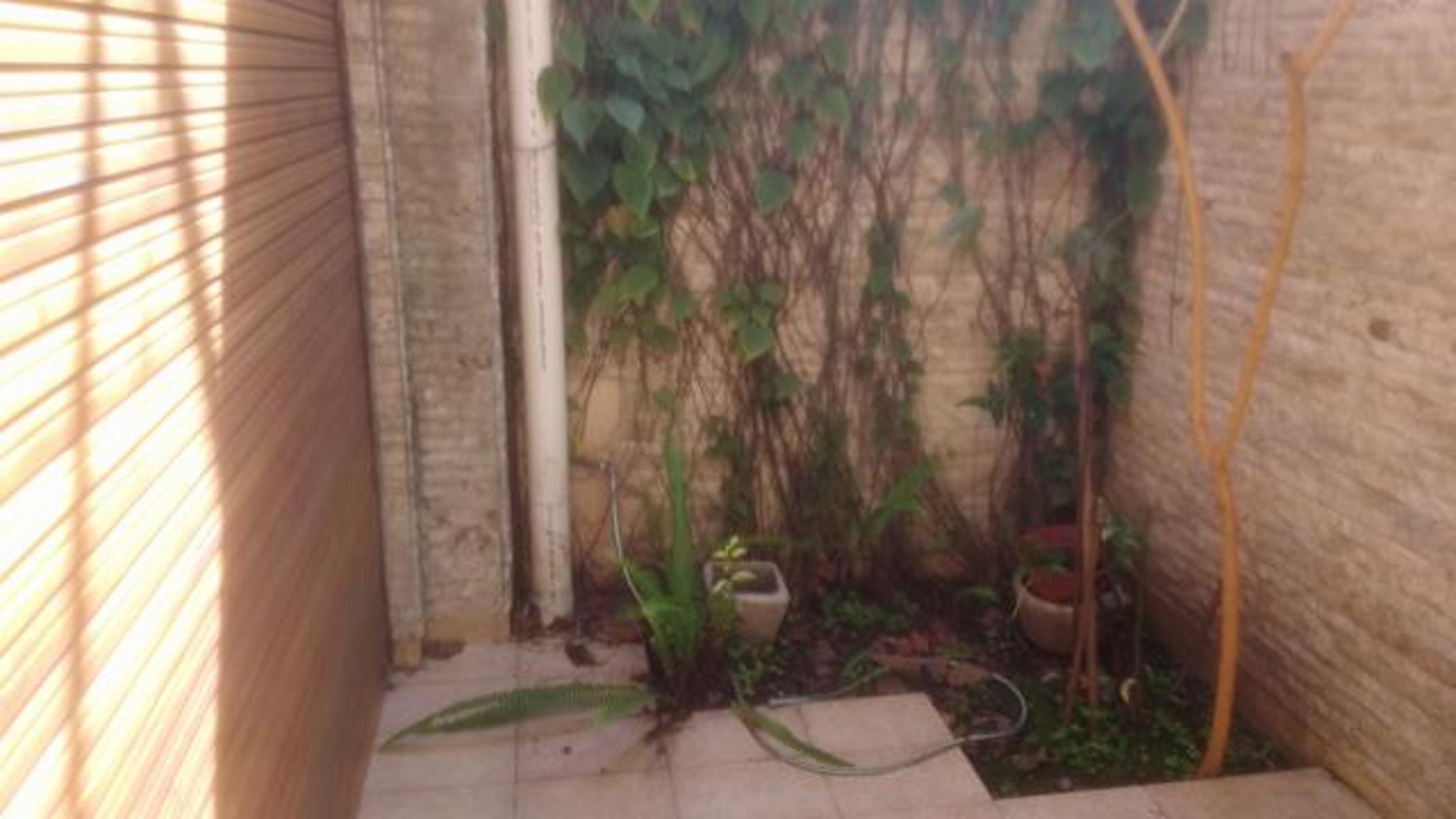 SOLIDA CASA 5 AMBIENTES SOBRE 2 LOTES C/EXCELENTE UBICACION (CAAGUAZU 1400) C.MADERO — foto 2