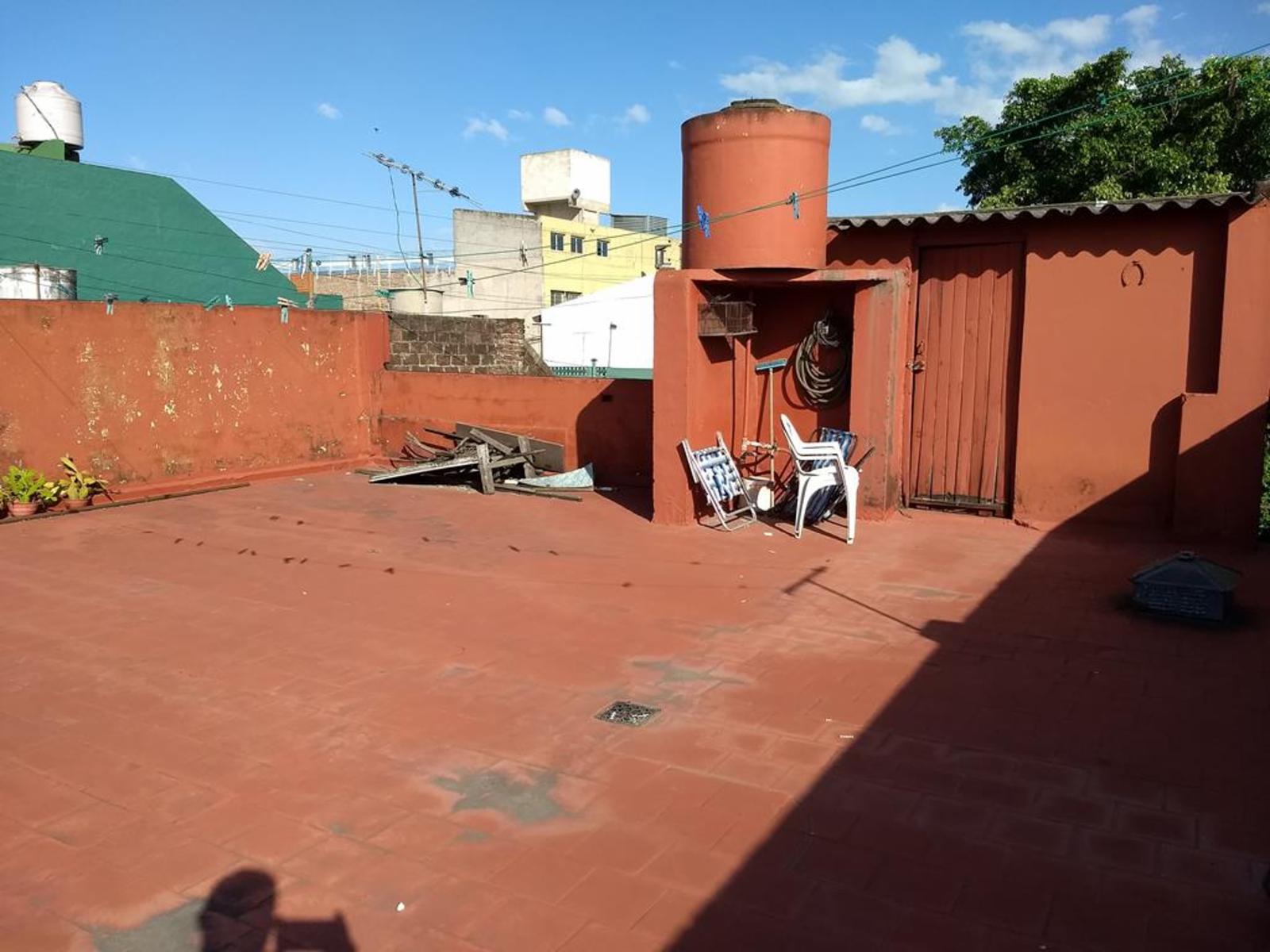CASA 3 AMBIENTES CON COCHERA EN BUEN ESTADO (ALBERTI 1000) LA TABLADA — foto 2