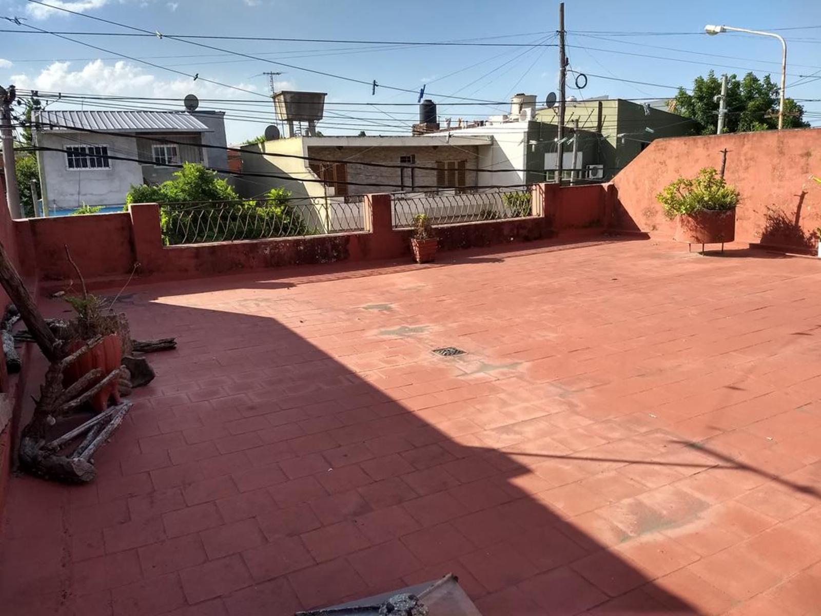 CASA 3 AMBIENTES CON COCHERA EN BUEN ESTADO (ALBERTI 1000) LA TABLADA — foto 3