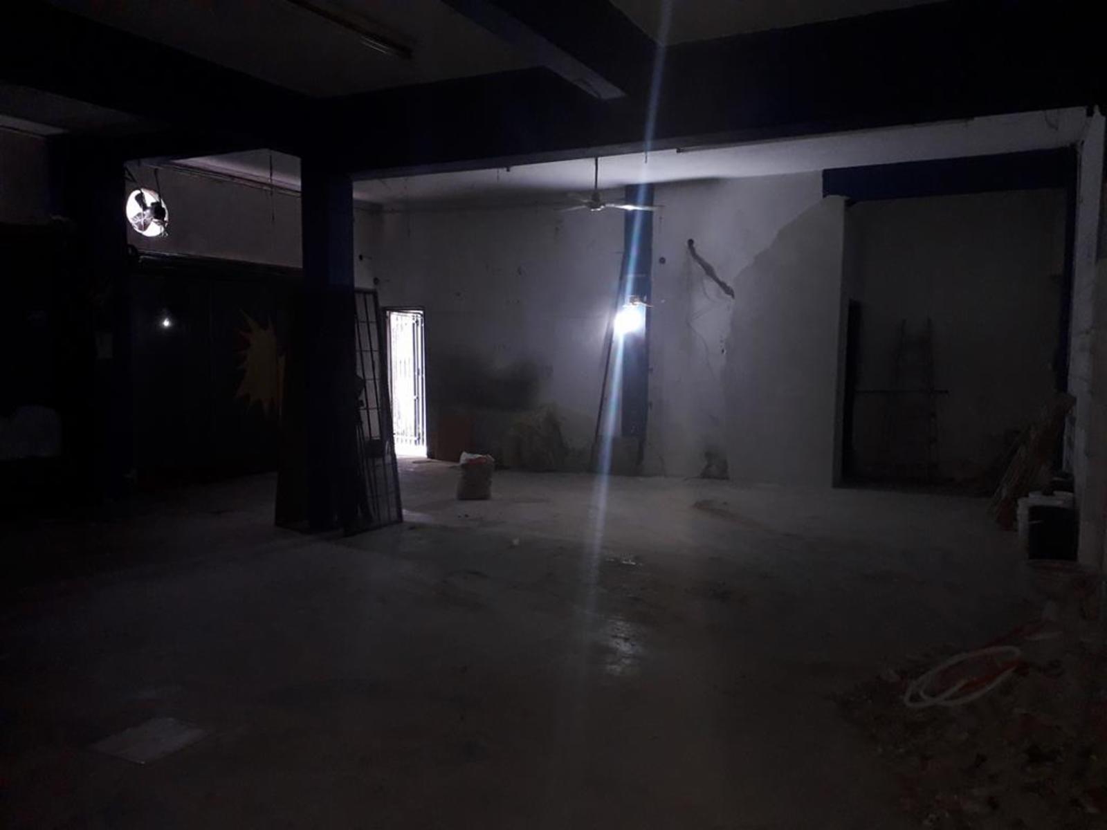 LOCAL DE 85M² APROX. (TALCAHUANO 909) C.MADERO - 2