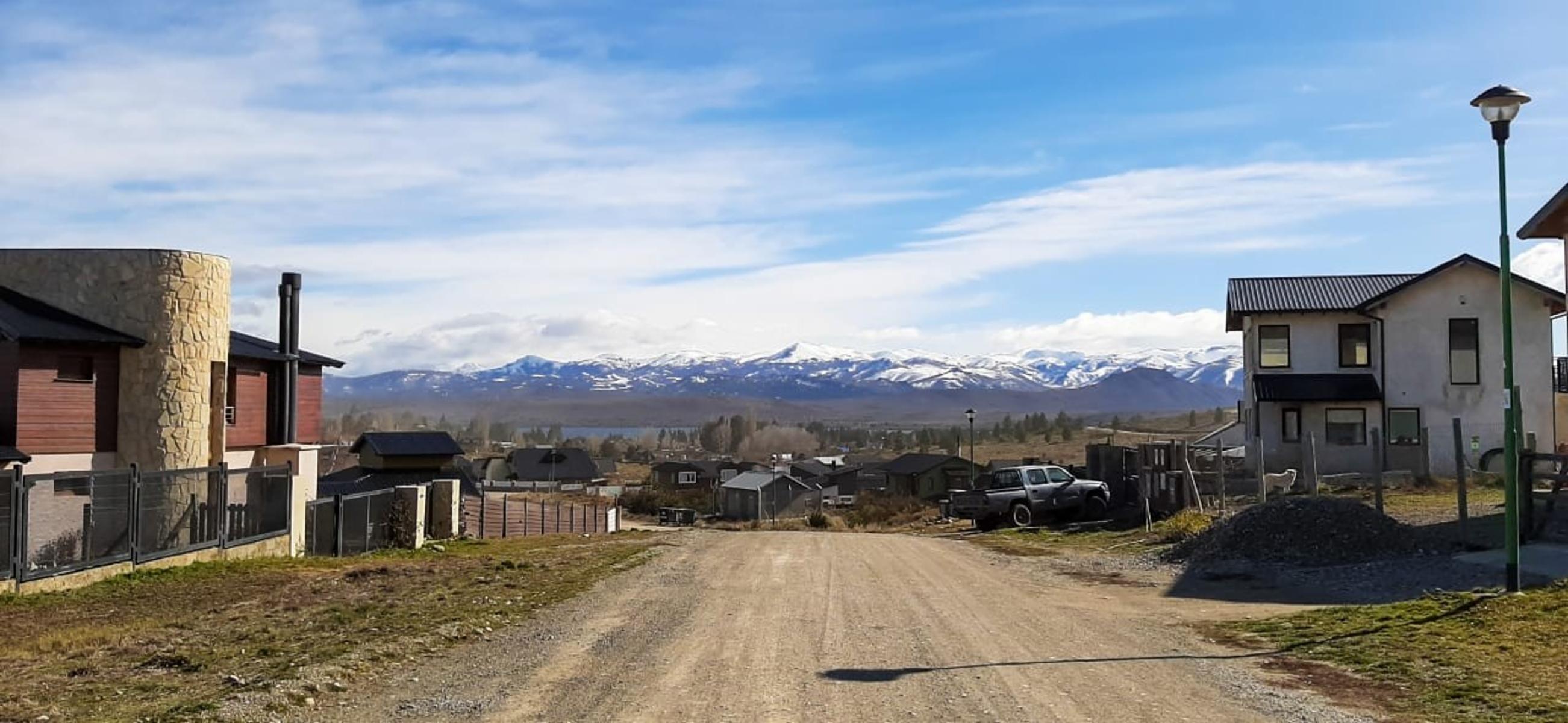 EXCELENTE PROPIEDAD CON HERMOSA VISTA A LOS CERROS Y LAGO - 2