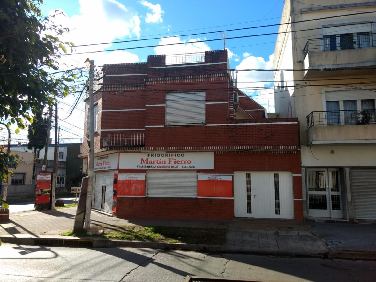 VENTA EN BLOQUE DE HERMOSA PROPIEDAD 3 AMBIENTES EN PLANTA BAJA AL FRENTE PLANTA ALTA, MAS LOCAL CON COCHERA EN PLANTA BAJA.