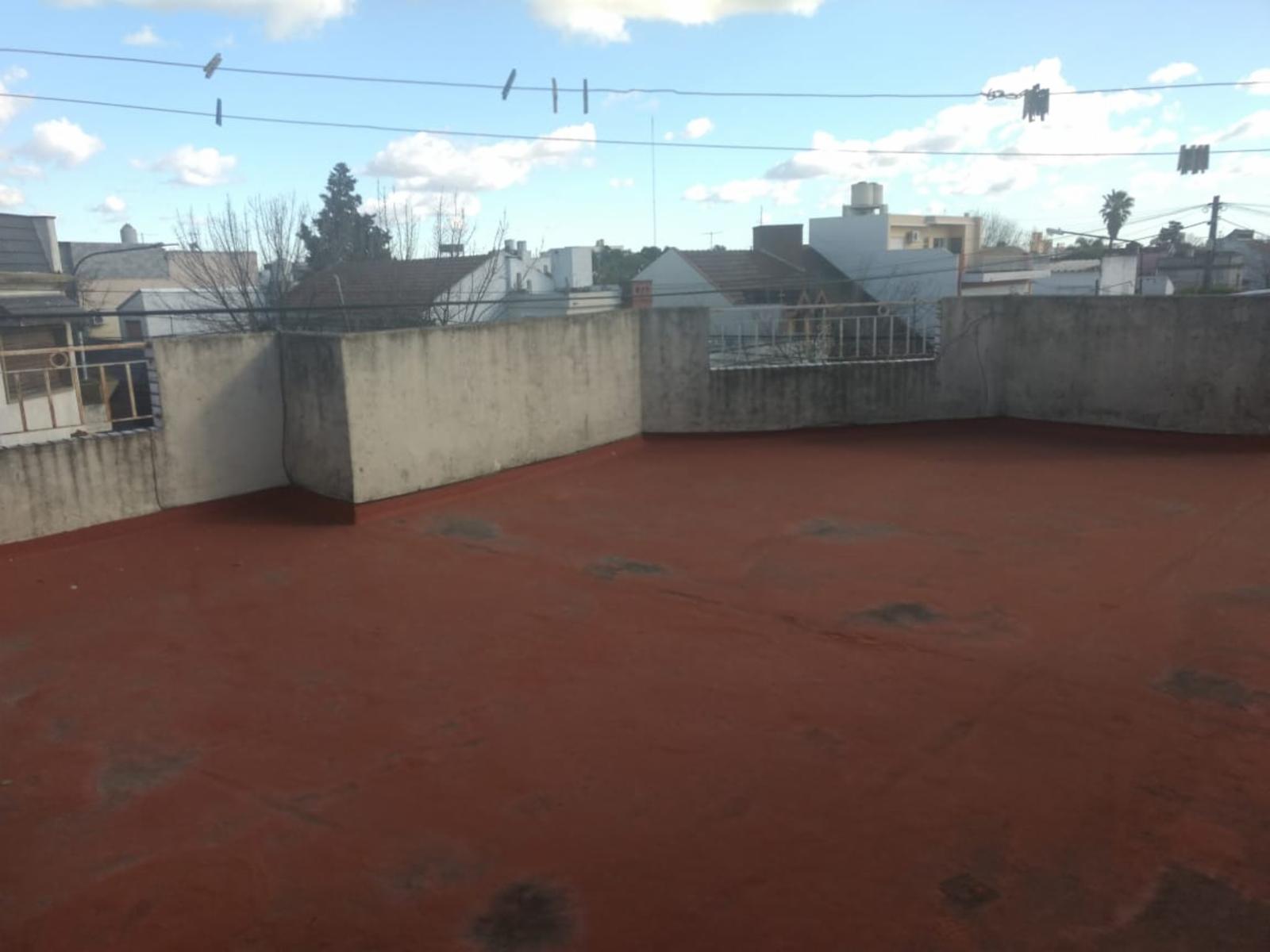 VENTA EN BLOQUE DE HERMOSA PROPIEDAD 3 AMBIENTES EN PLANTA BAJA AL FRENTE PLANTA ALTA, MAS LOCAL CON COCHERA EN PLANTA BAJA. — foto 9