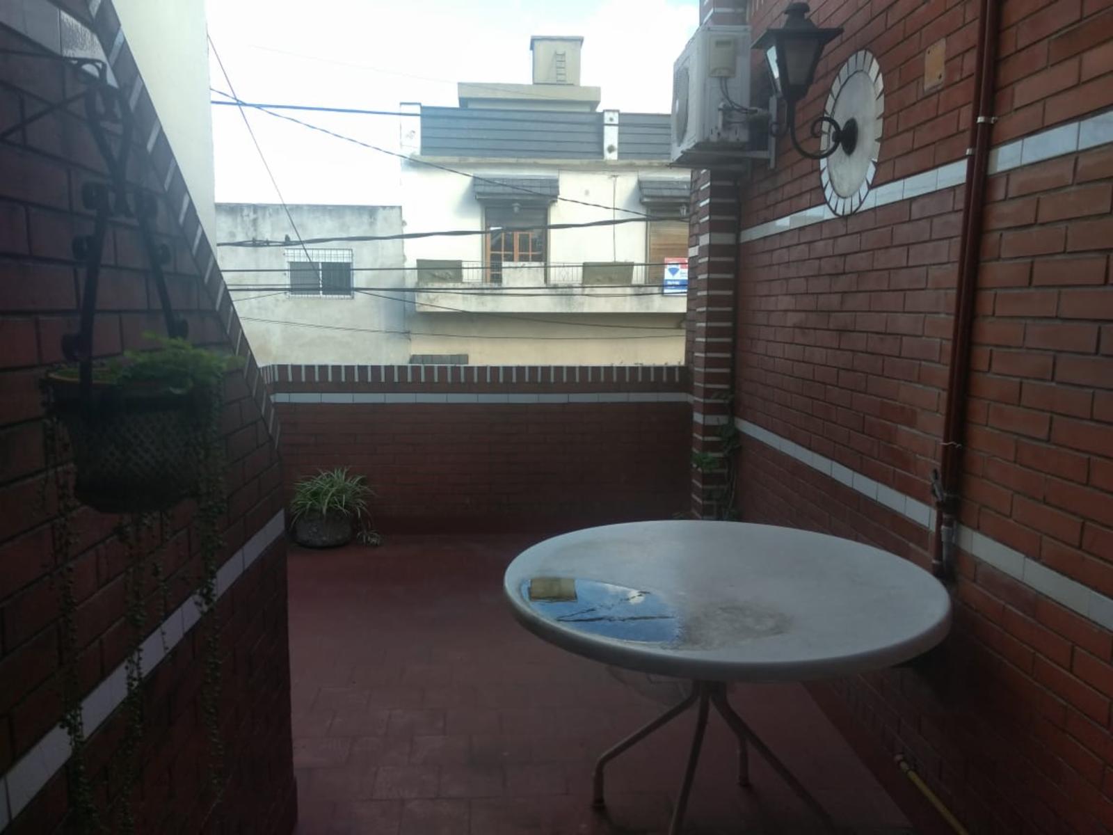 VENTA EN BLOQUE DE HERMOSA PROPIEDAD 3 AMBIENTES EN PLANTA BAJA AL FRENTE PLANTA ALTA, MAS LOCAL CON COCHERA EN PLANTA BAJA. — foto 12