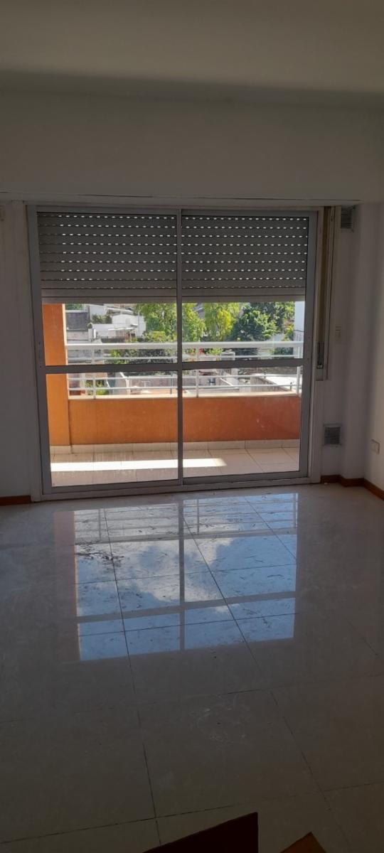 DEPARTAMENTO DOS AMBIENTES 3º PISO AL FRENTE - 1