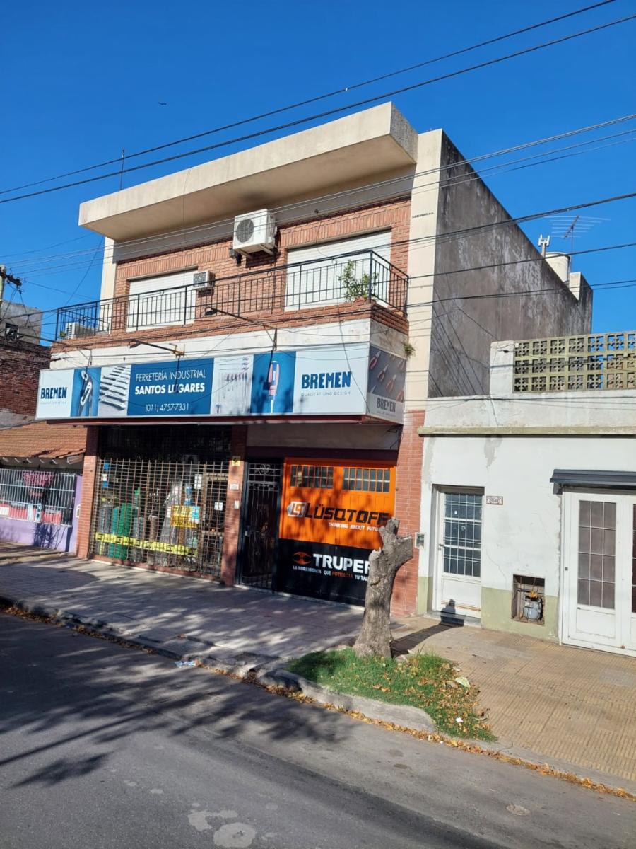Excelente P.H., con entrada independiente de 3 ambientes amplios, en una muy buena ubicación, 1º piso frente, con balcón enterizo, patio con media terraza.