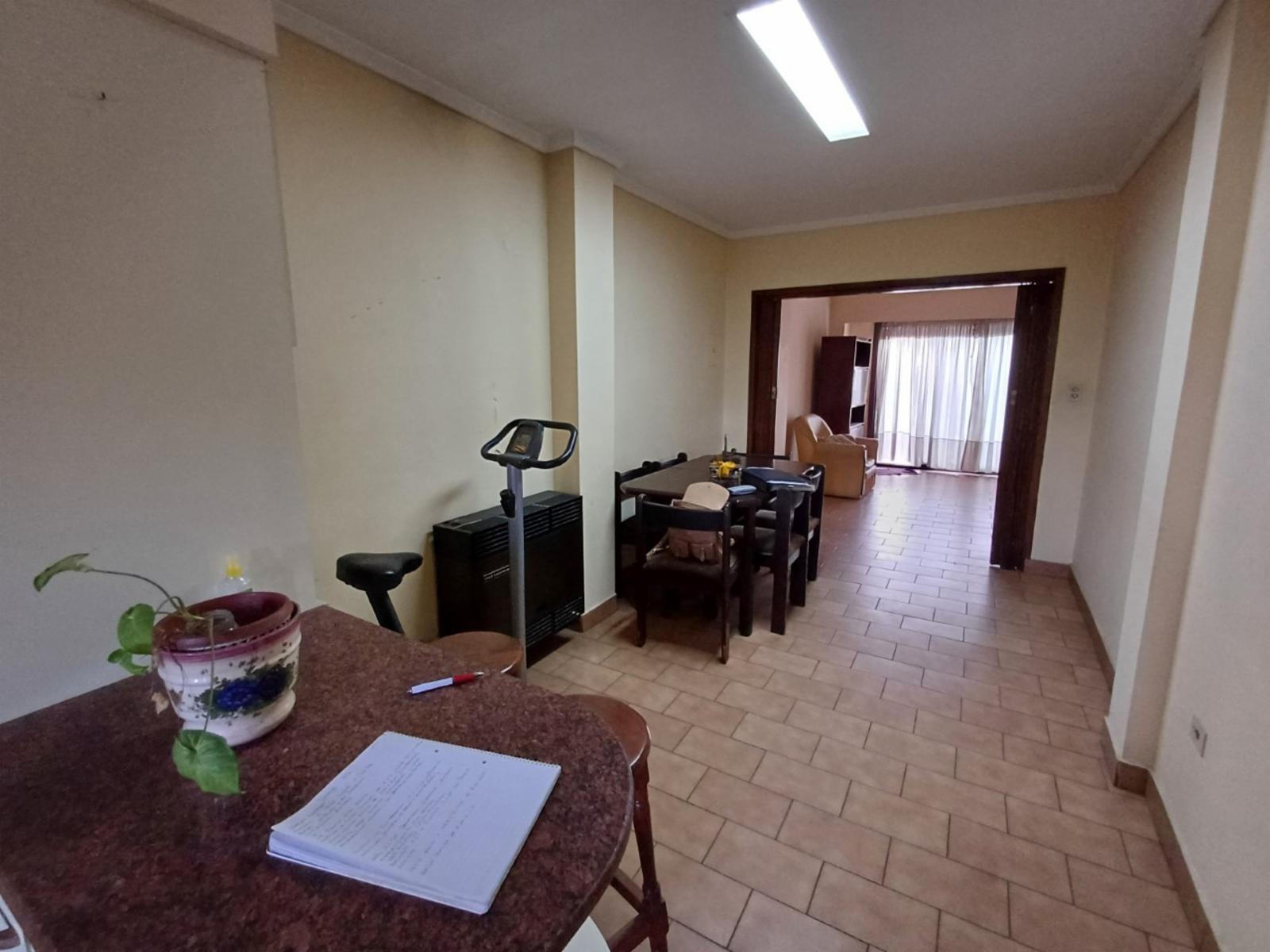 Excelente P.H., con entrada independiente de 3 ambientes amplios, en una muy buena ubicación, 1º piso frente, con balcón enterizo, patio con media terraza. — foto 3