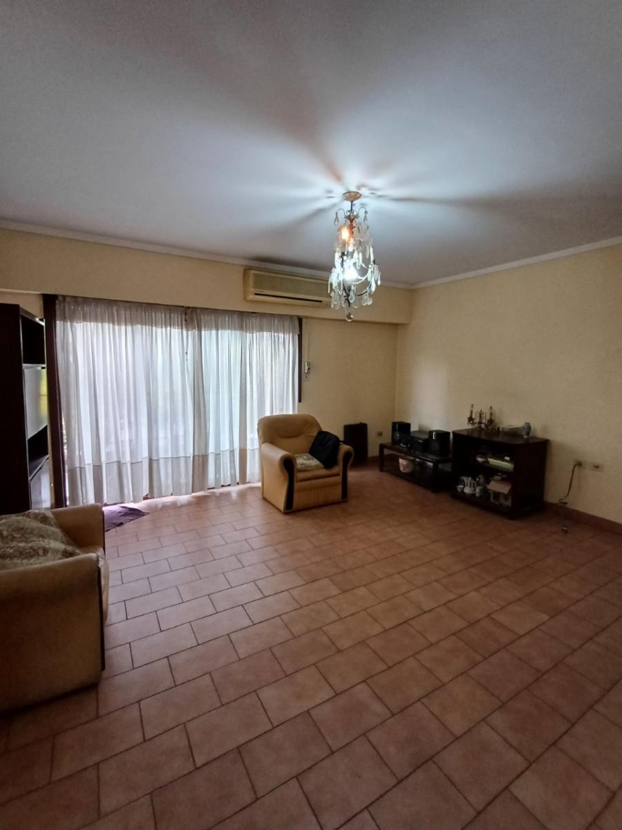 Excelente P.H., con entrada independiente de 3 ambientes amplios, en una muy buena ubicación, 1º piso frente, con balcón enterizo, patio con media terraza. — foto 4