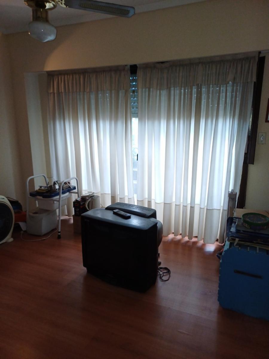 Excelente P.H., con entrada independiente de 3 ambientes amplios, en una muy buena ubicación, 1º piso frente, con balcón enterizo, patio con media terraza. — foto 6