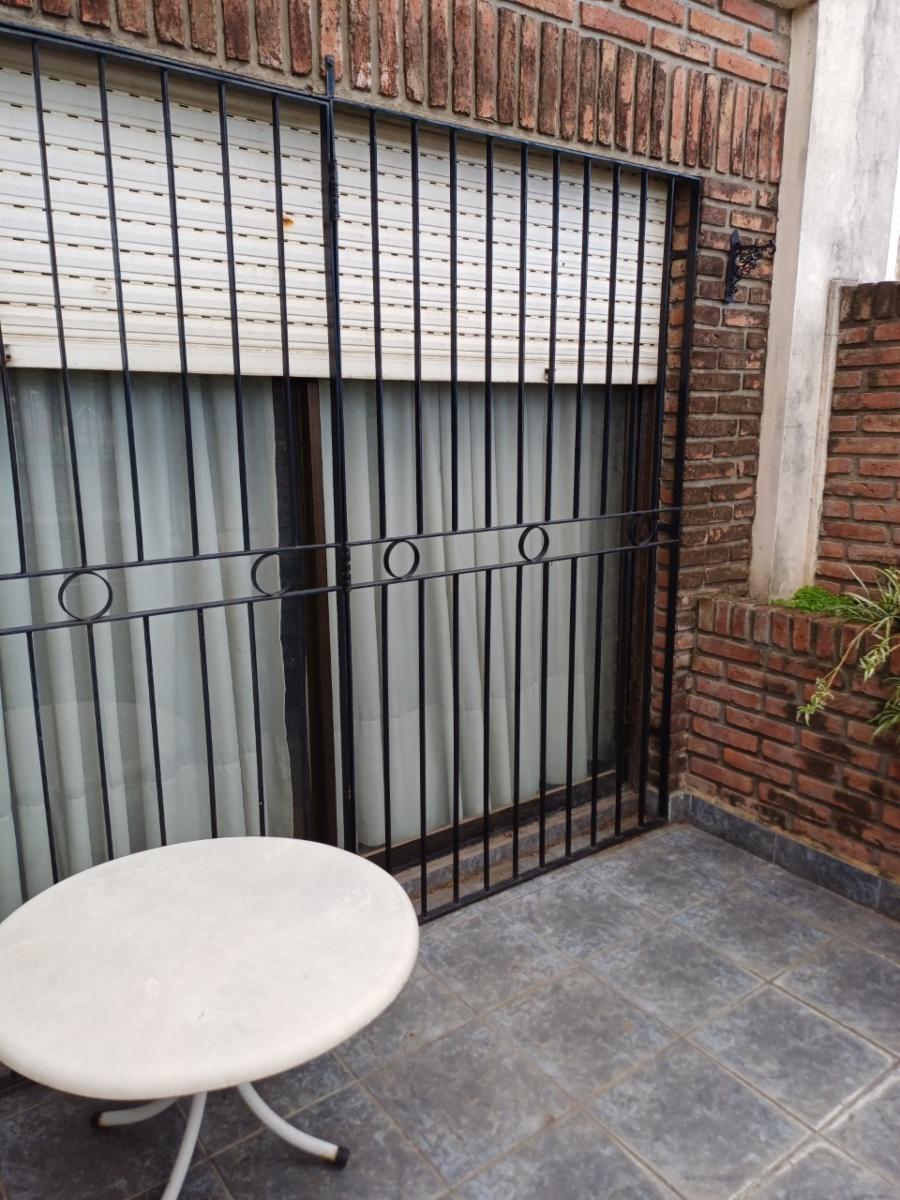Excelente P.H., con entrada independiente de 3 ambientes amplios, en una muy buena ubicación, 1º piso frente, con balcón enterizo, patio con media terraza. — foto 10