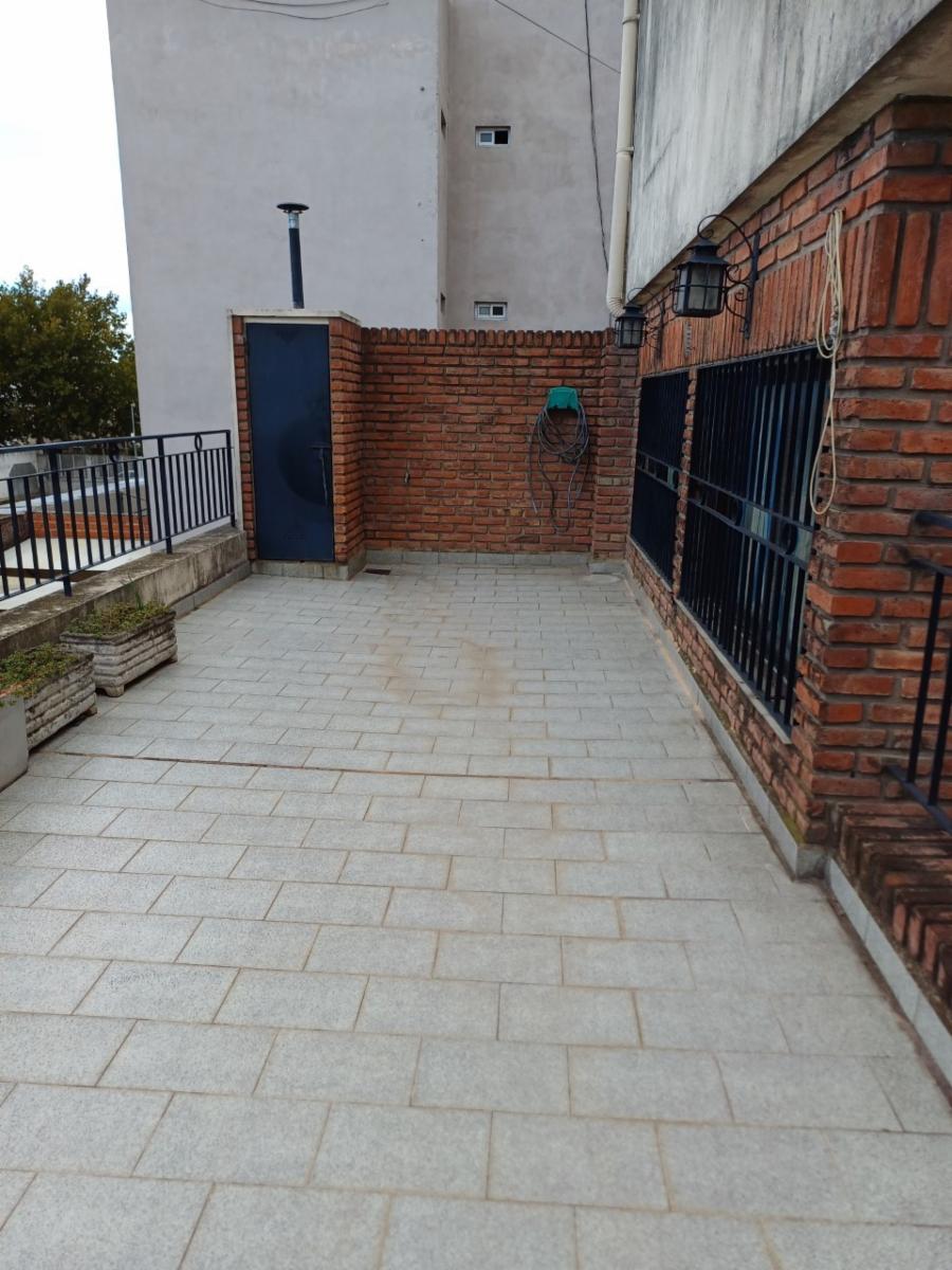Excelente P.H., con entrada independiente de 3 ambientes amplios, en una muy buena ubicación, 1º piso frente, con balcón enterizo, patio con media terraza. — foto 11