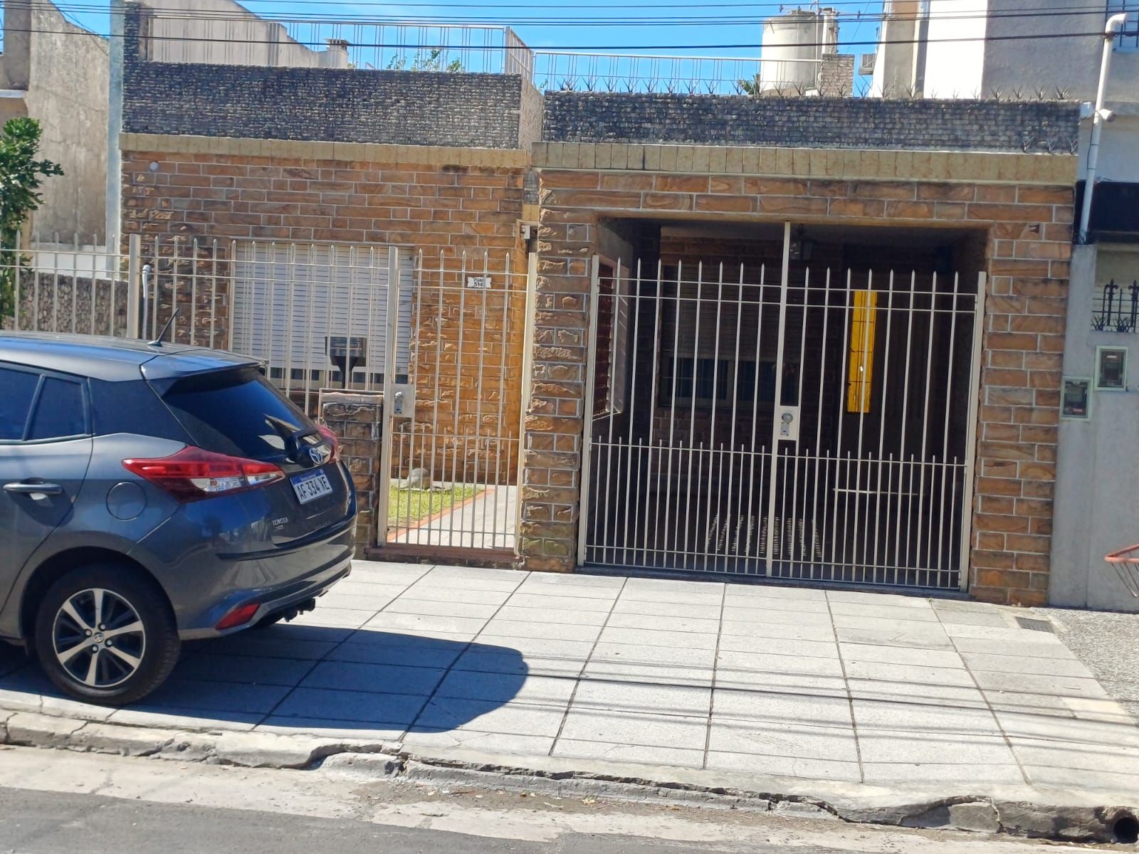 Excelente casa con jardín y fondo libre - 2
