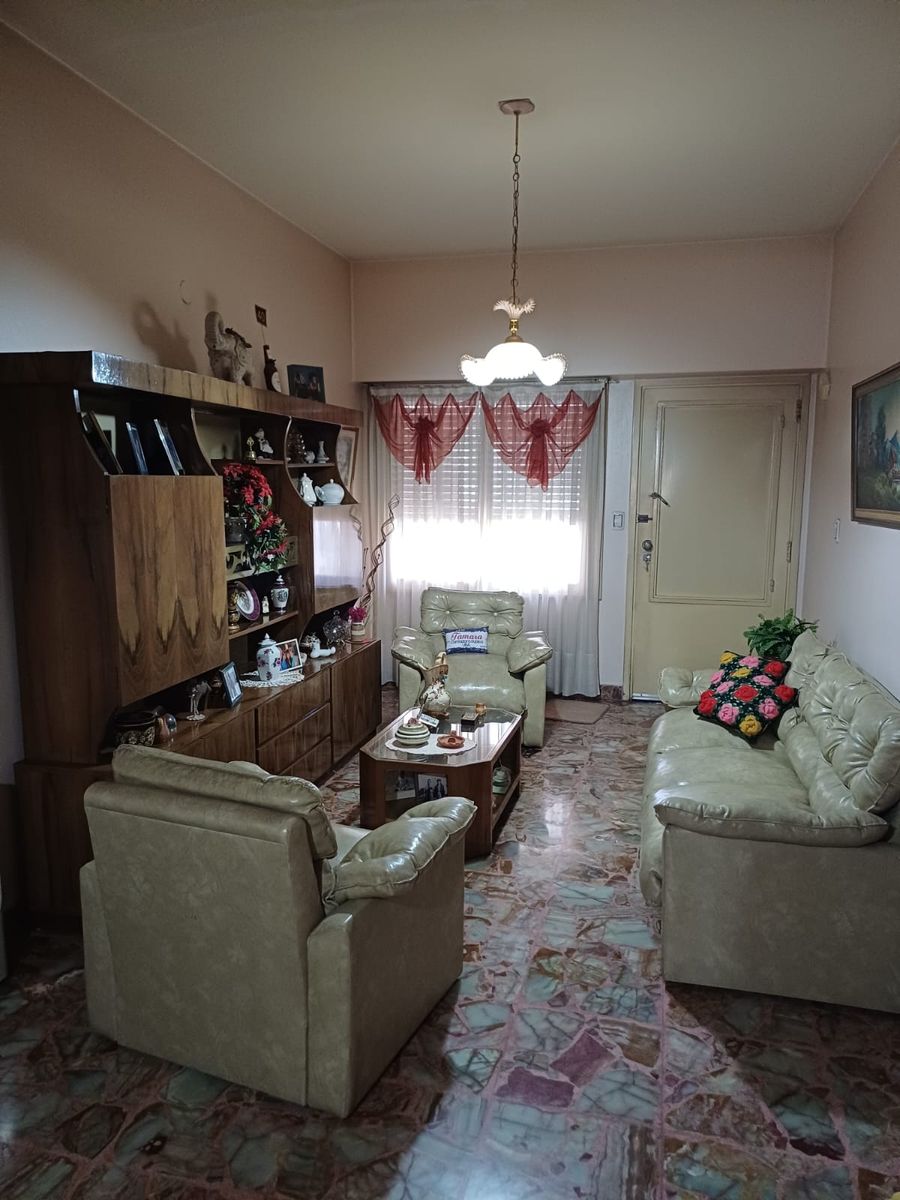 Excelente casa con jardín y fondo libre - 3