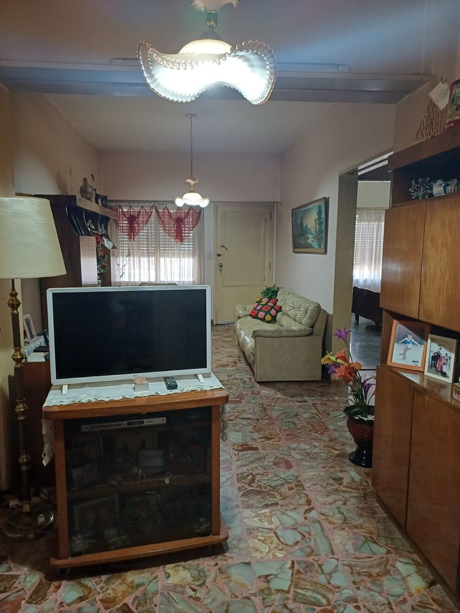 Excelente casa con jardín y fondo libre - 8