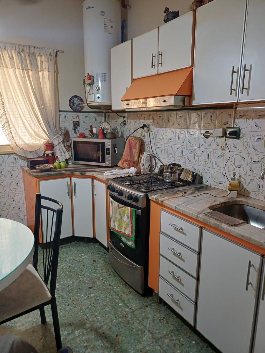 Excelente casa con jardín y fondo libre - 9