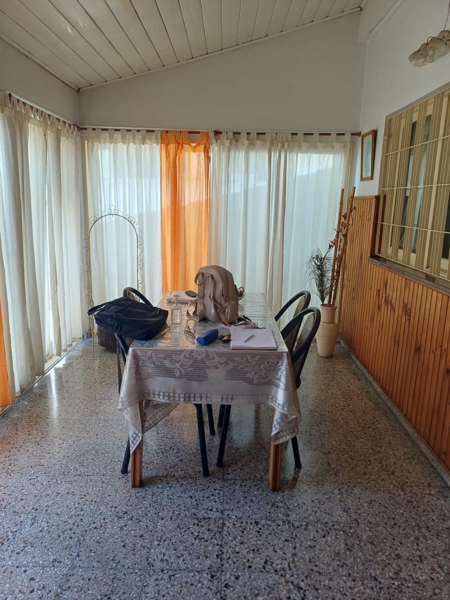 Excelente casa con jardín y fondo libre - 10