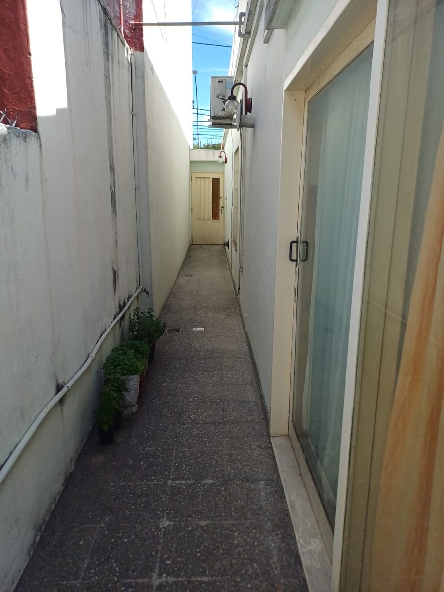 Excelente casa con jardín y fondo libre - 12