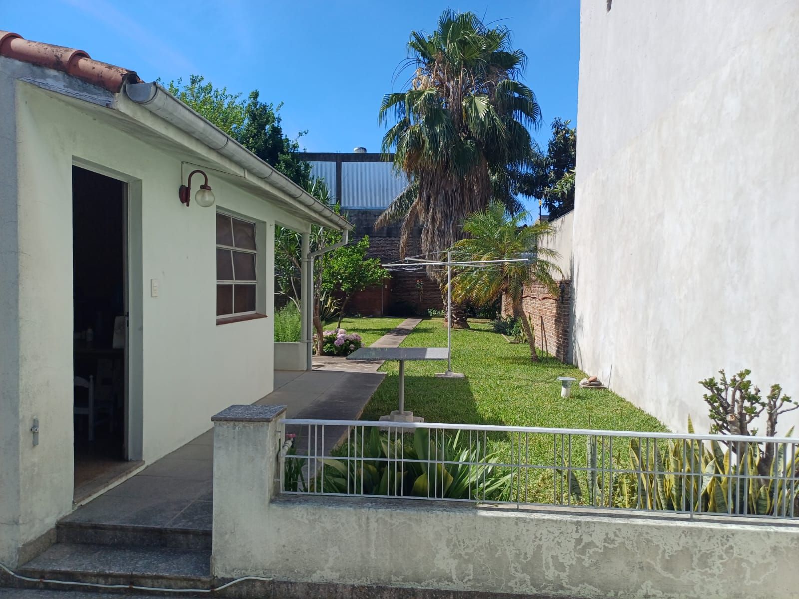 Excelente casa con jardín y fondo libre - 17