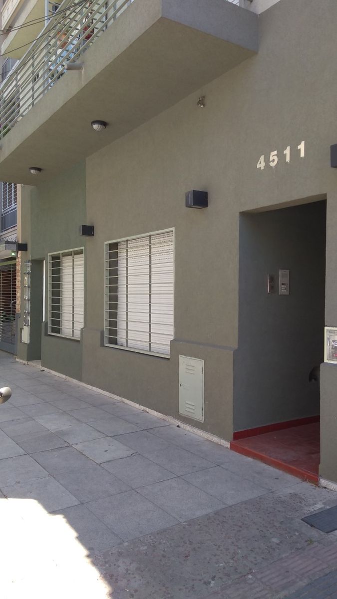 Excelente P.H. al frente de 2 ambientes con balcón