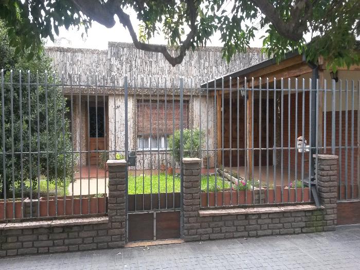 CASA EN MUY BUEN ESTADO EN TROPEZÓN, DE TRES AMBIENTES