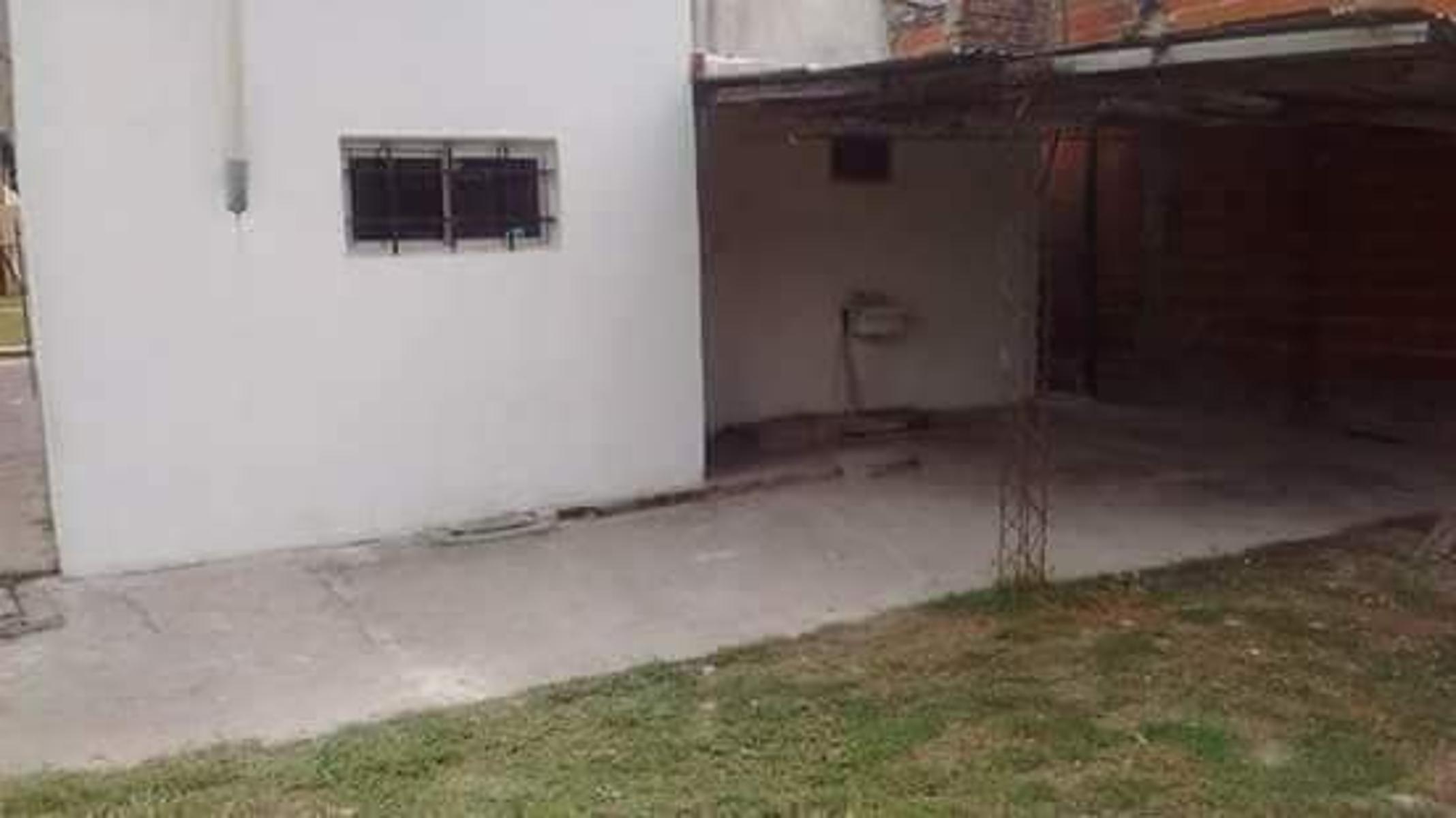 Excelente propiedad en Gualeguaychú , casa de 2 dormitorios con gran terreno — foto 4