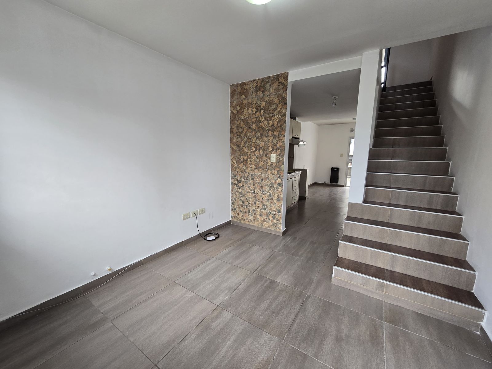 VENTA DE DUPLEX 3 AMBIENTES A LA CALLE CON COCHERA - TOTALMENTEINDEPENDIENTE - SIN EXPENSAS - LUIS GUILLÓN — foto 2