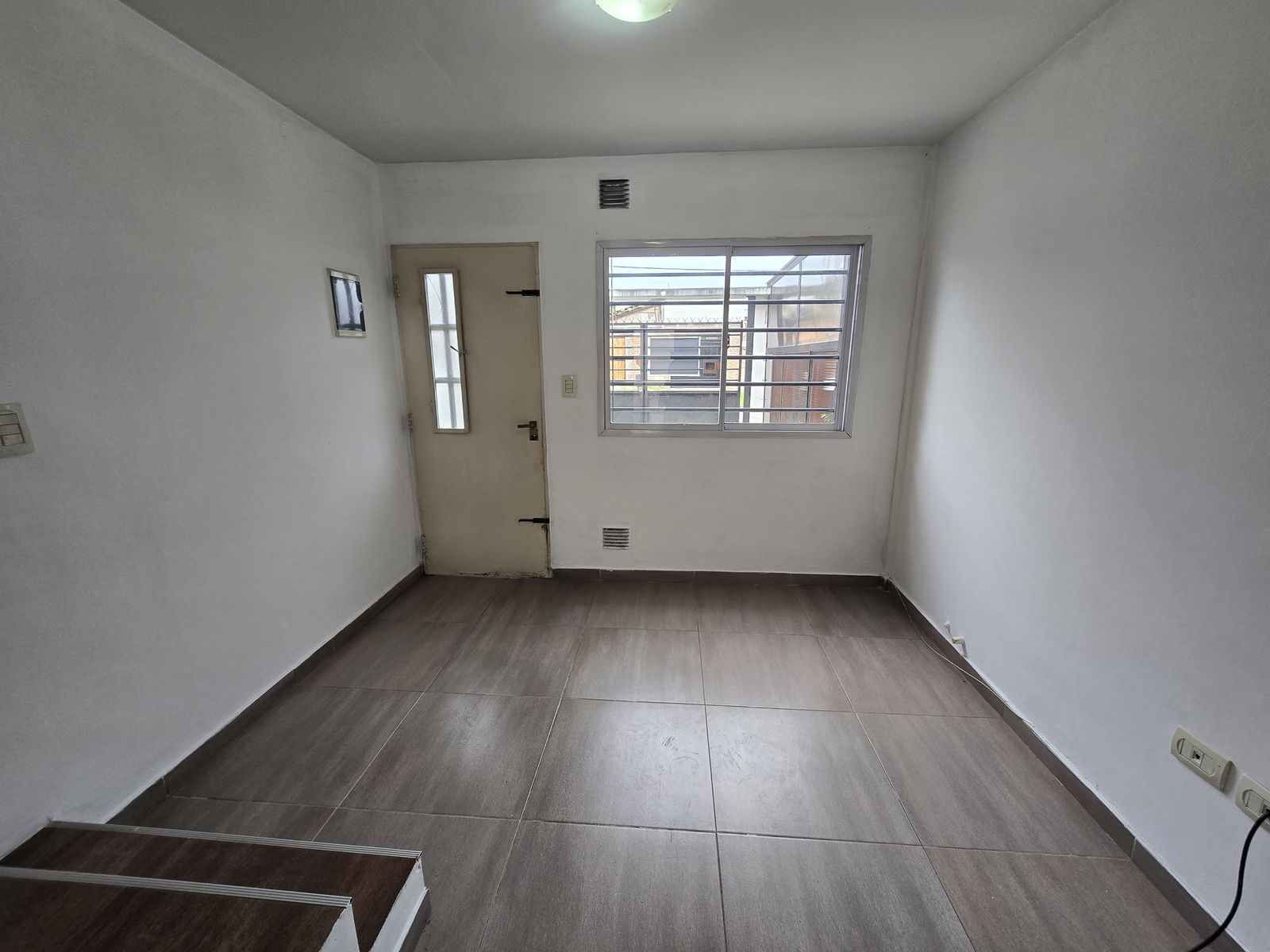 VENTA DE DUPLEX 3 AMBIENTES A LA CALLE CON COCHERA - TOTALMENTEINDEPENDIENTE - SIN EXPENSAS - LUIS GUILLÓN — foto 3