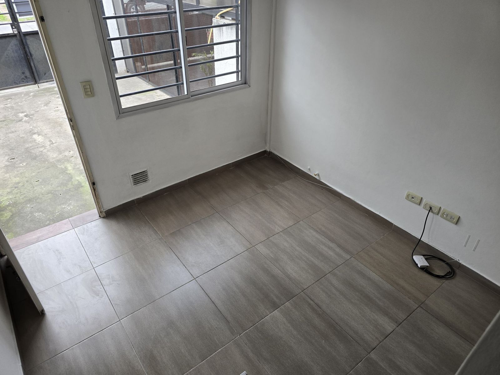 VENTA DE DUPLEX 3 AMBIENTES A LA CALLE CON COCHERA - TOTALMENTEINDEPENDIENTE - SIN EXPENSAS - LUIS GUILLÓN — foto 4