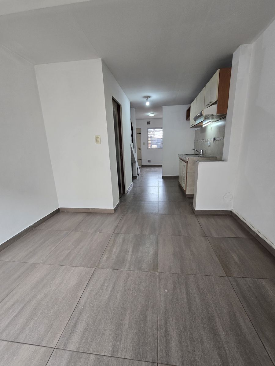 VENTA DE DUPLEX 3 AMBIENTES A LA CALLE CON COCHERA - TOTALMENTEINDEPENDIENTE - SIN EXPENSAS - LUIS GUILLÓN — foto 6