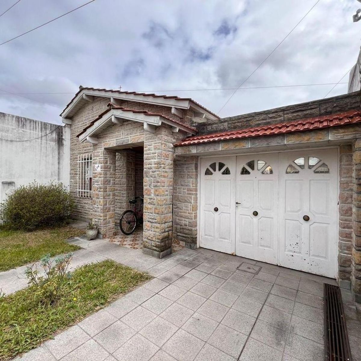 VENTA DE EXCELENTE CHALET 3 AMBIENTES CON COCHERA - LLAVALLOL — foto 2