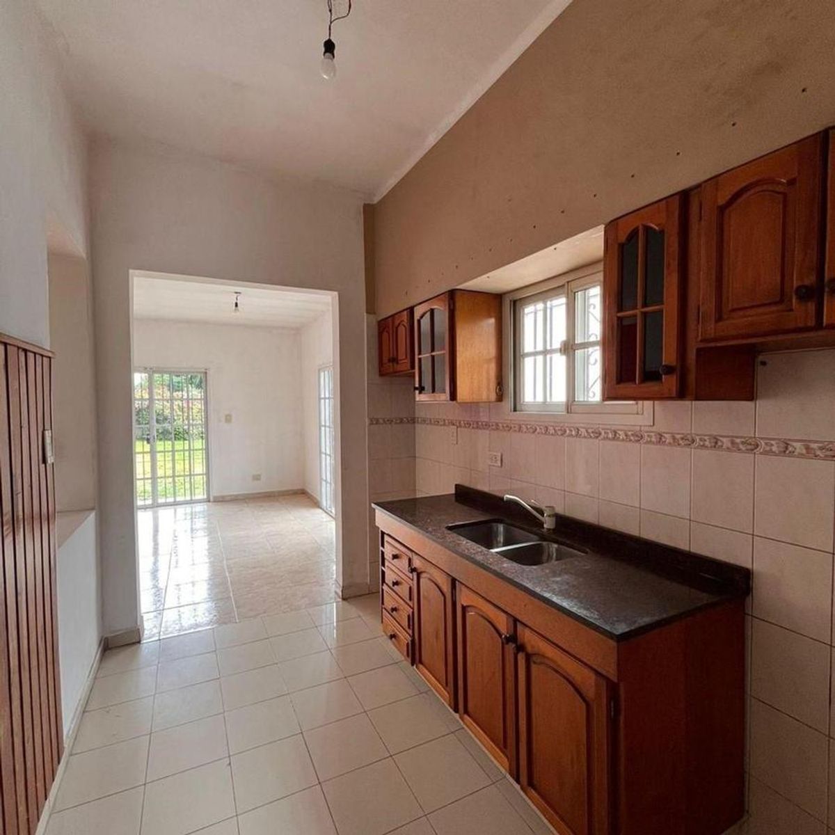 VENTA DE EXCELENTE CHALET 3 AMBIENTES CON COCHERA - LLAVALLOL — foto 3