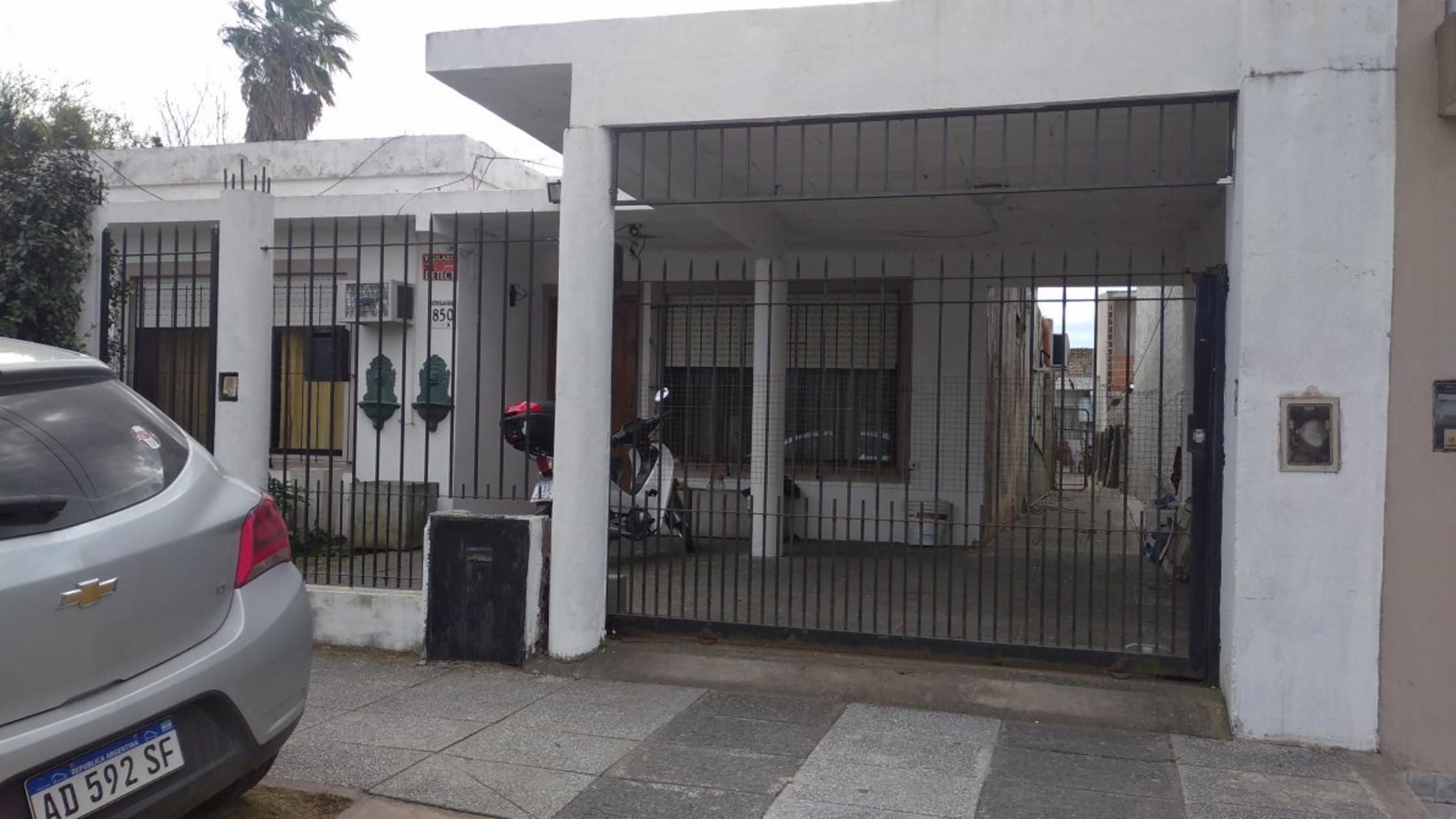 VENTA DE CASA 4 AMBIENTES MÁS DEPARTAMENTO 2 AMBIENTES, IDEAL DOS FAMILIAS O PARA INVERSIONISTAS - MONTE GRANDE