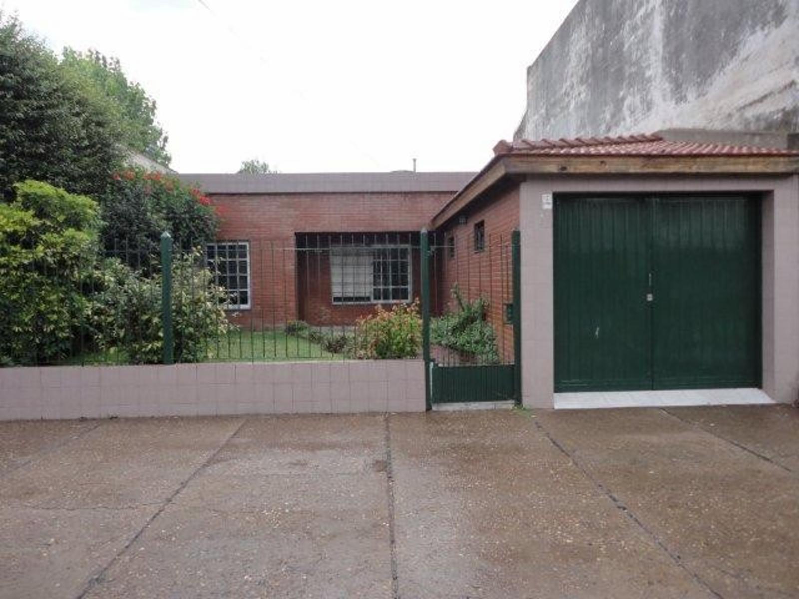 VENTA Y ALQUILER DE CHALET 5 AMBIENTES - AMPLIO LOTE - QUINCHO Y PILETA RIÑÓN - COCHERA PASANTE