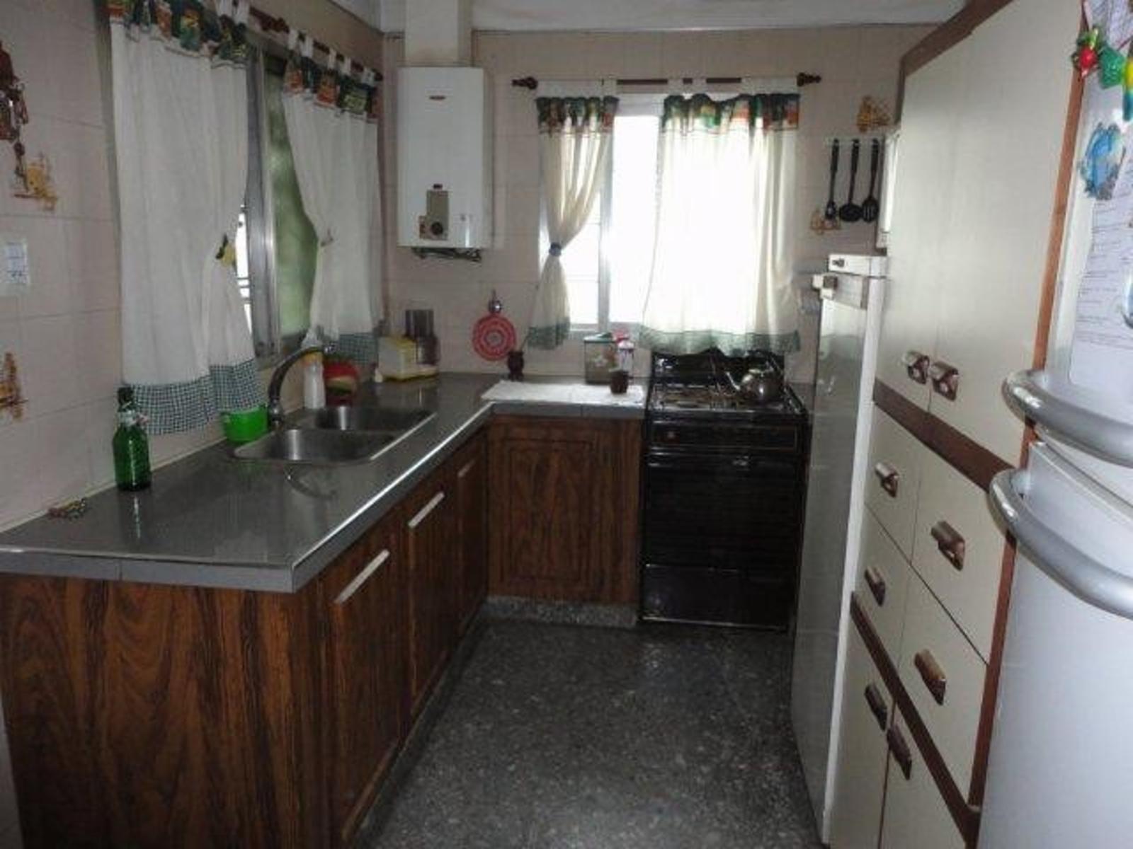 VENTA Y ALQUILER DE CHALET 5 AMBIENTES - AMPLIO LOTE - QUINCHO Y PILETA RIÑÓN - COCHERA PASANTE — foto 2