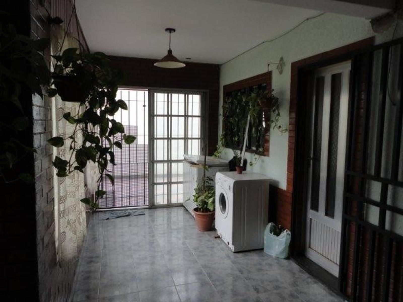 VENTA Y ALQUILER DE CHALET 5 AMBIENTES - AMPLIO LOTE - QUINCHO Y PILETA RIÑÓN - COCHERA PASANTE — foto 3