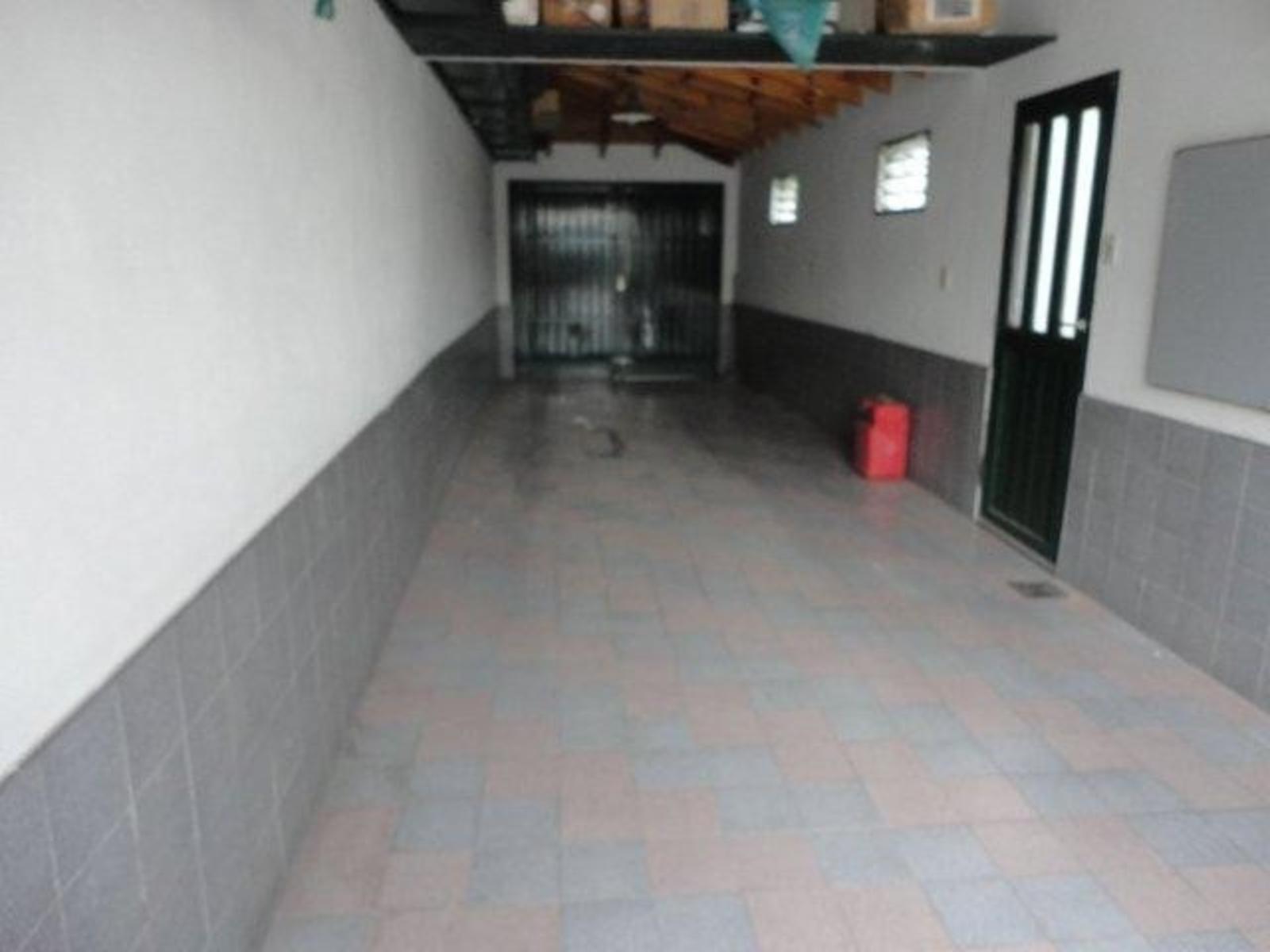 VENTA Y ALQUILER DE CHALET 5 AMBIENTES - AMPLIO LOTE - QUINCHO Y PILETA RIÑÓN - COCHERA PASANTE — foto 4