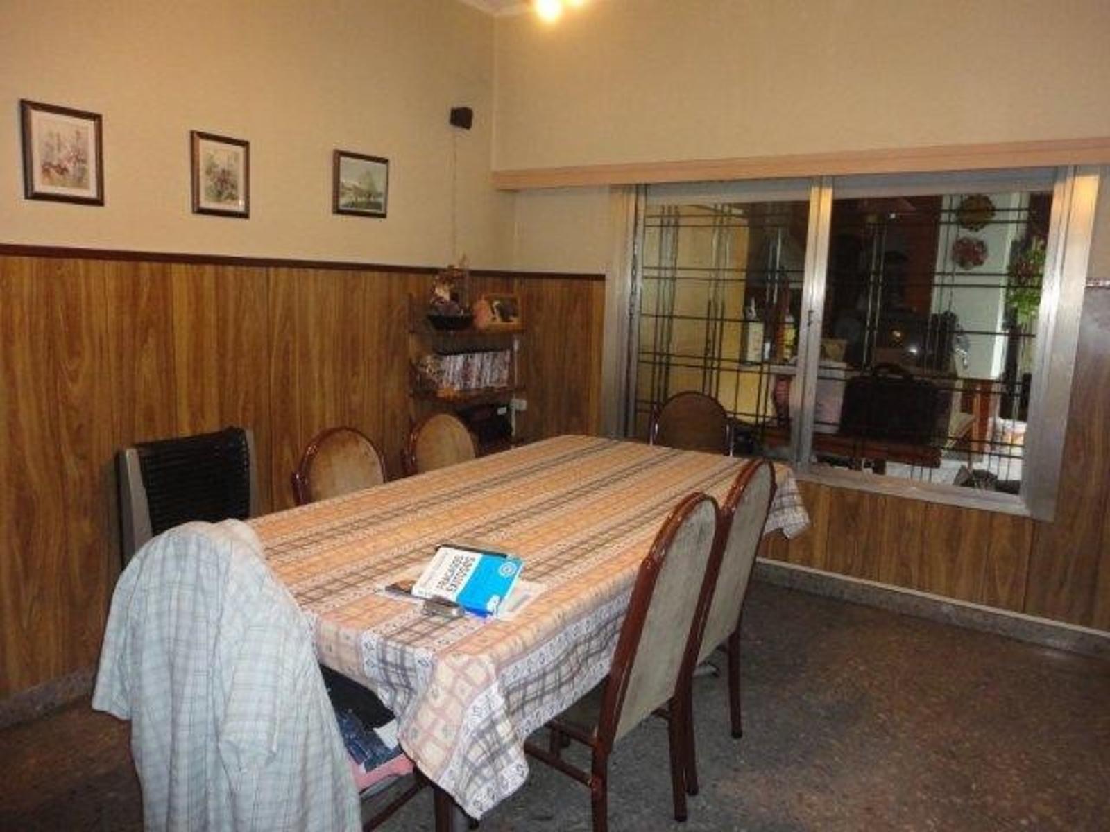 VENTA Y ALQUILER DE CHALET 5 AMBIENTES - AMPLIO LOTE - QUINCHO Y PILETA RIÑÓN - COCHERA PASANTE — foto 7