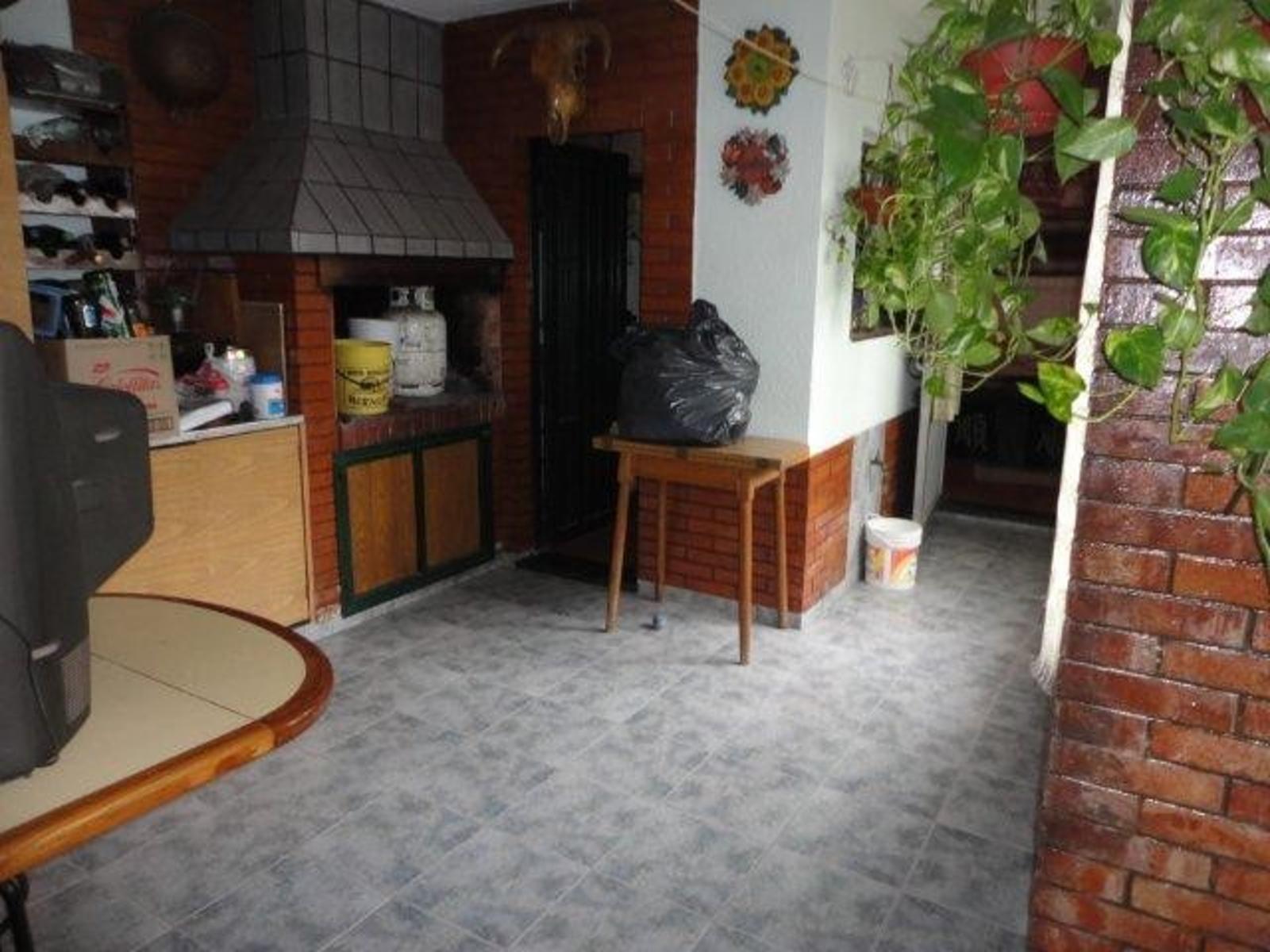 VENTA Y ALQUILER DE CHALET 5 AMBIENTES - AMPLIO LOTE - QUINCHO Y PILETA RIÑÓN - COCHERA PASANTE — foto 8