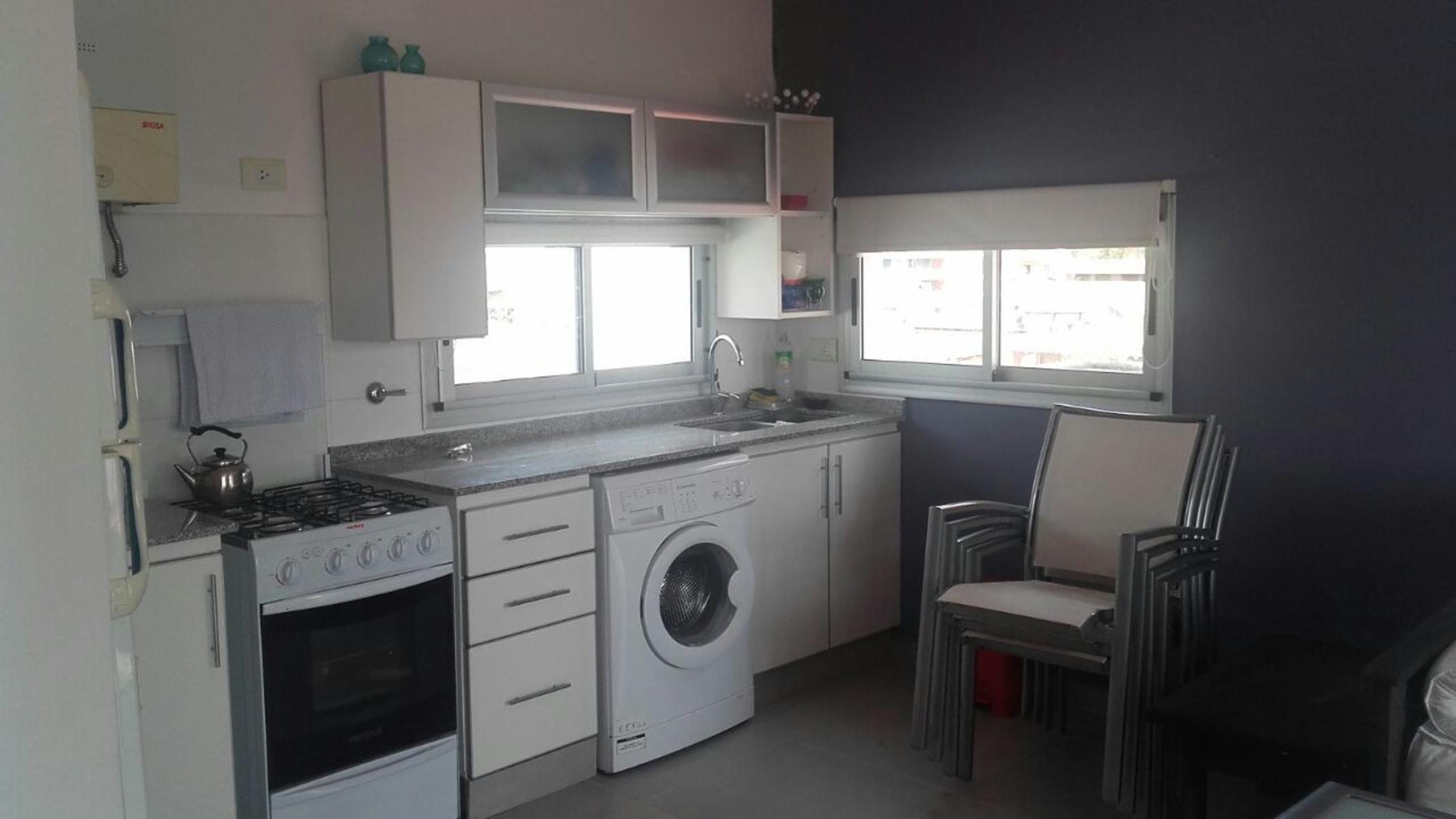 VENTA DE EXCELENTE DEPARTAMENTO 2 AMBIENTES EN PINAMAR CENTRO. UBICADO A 2 CUADRAS DE BUNGE (AVENIDA PRINCIPAL DEL CENTRO DE PINAMAR) — foto 2