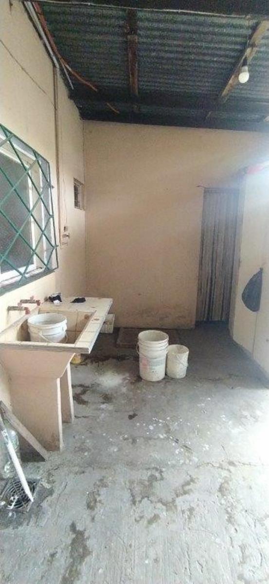 VENTA DE CASA 3 AMBIENTES MÁS LOCAL Y LAVADERO - EN ESQUINA - COCHERA - OPORTUNIDAD — foto 8