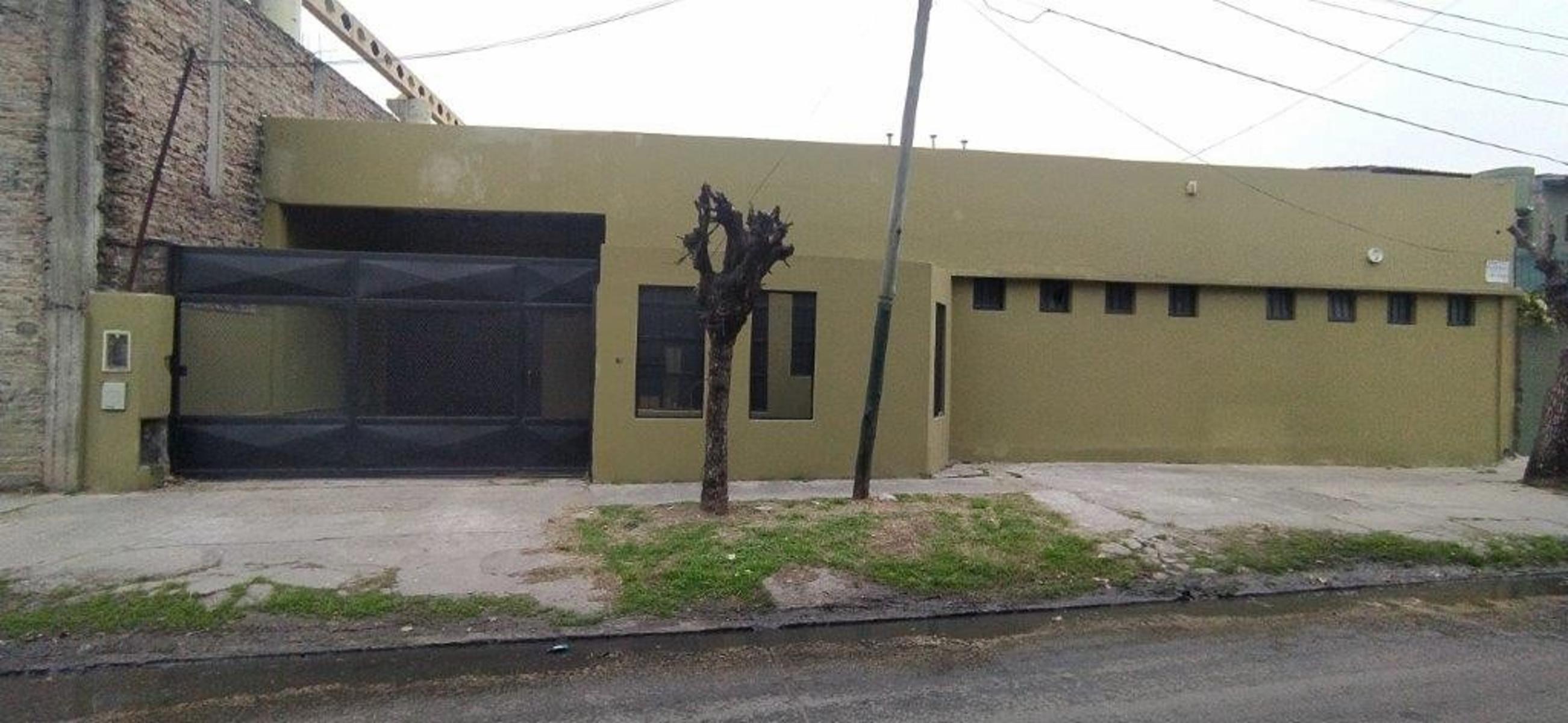 VENTA DE EXCELENTE GALPON INDUSTRIAL Y/O COMERCIAL - A METROS DE GARIBALDI - LOMAS DE ZAMORA - 300 M² CUBIERTOS - 1