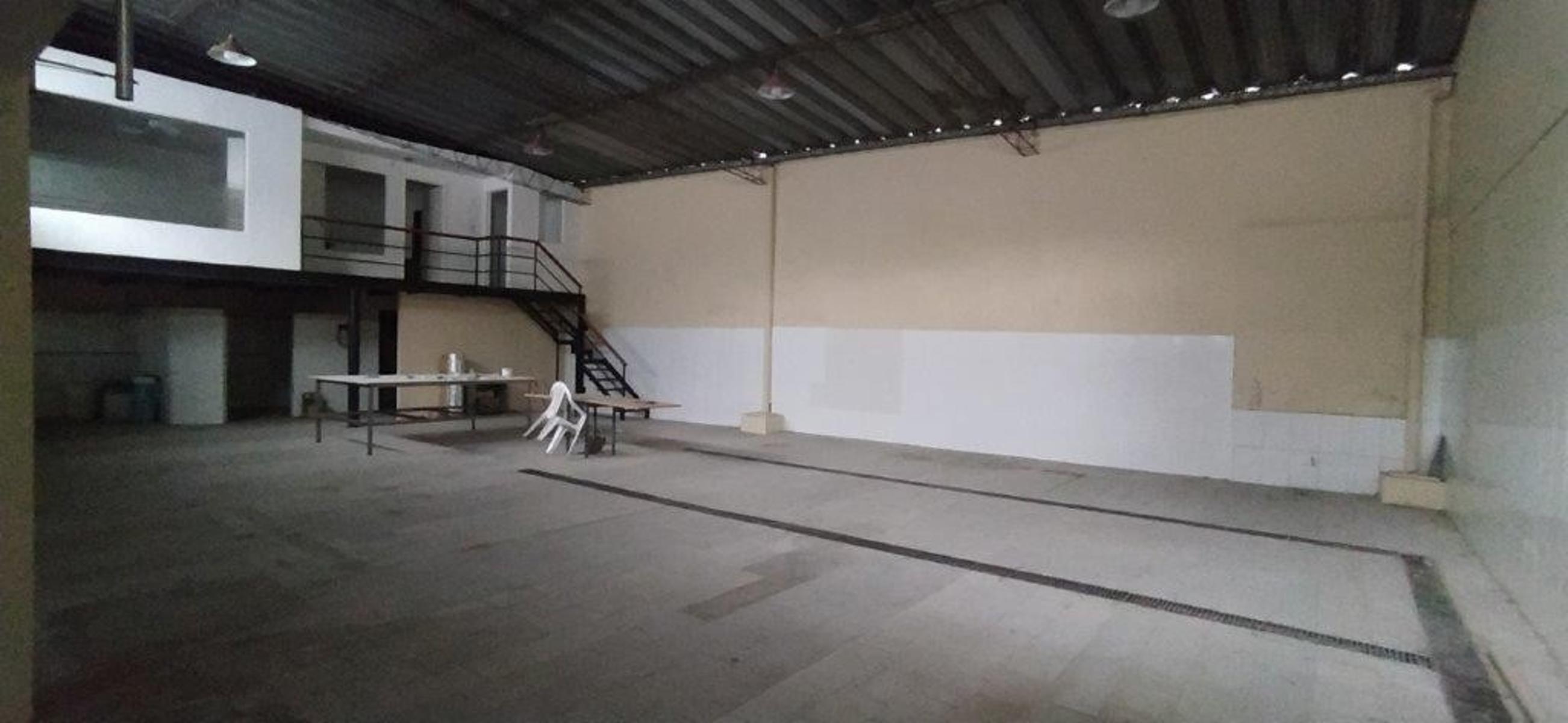 VENTA DE EXCELENTE GALPON INDUSTRIAL Y/O COMERCIAL - A METROS DE GARIBALDI - LOMAS DE ZAMORA - 300 M² CUBIERTOS - 2