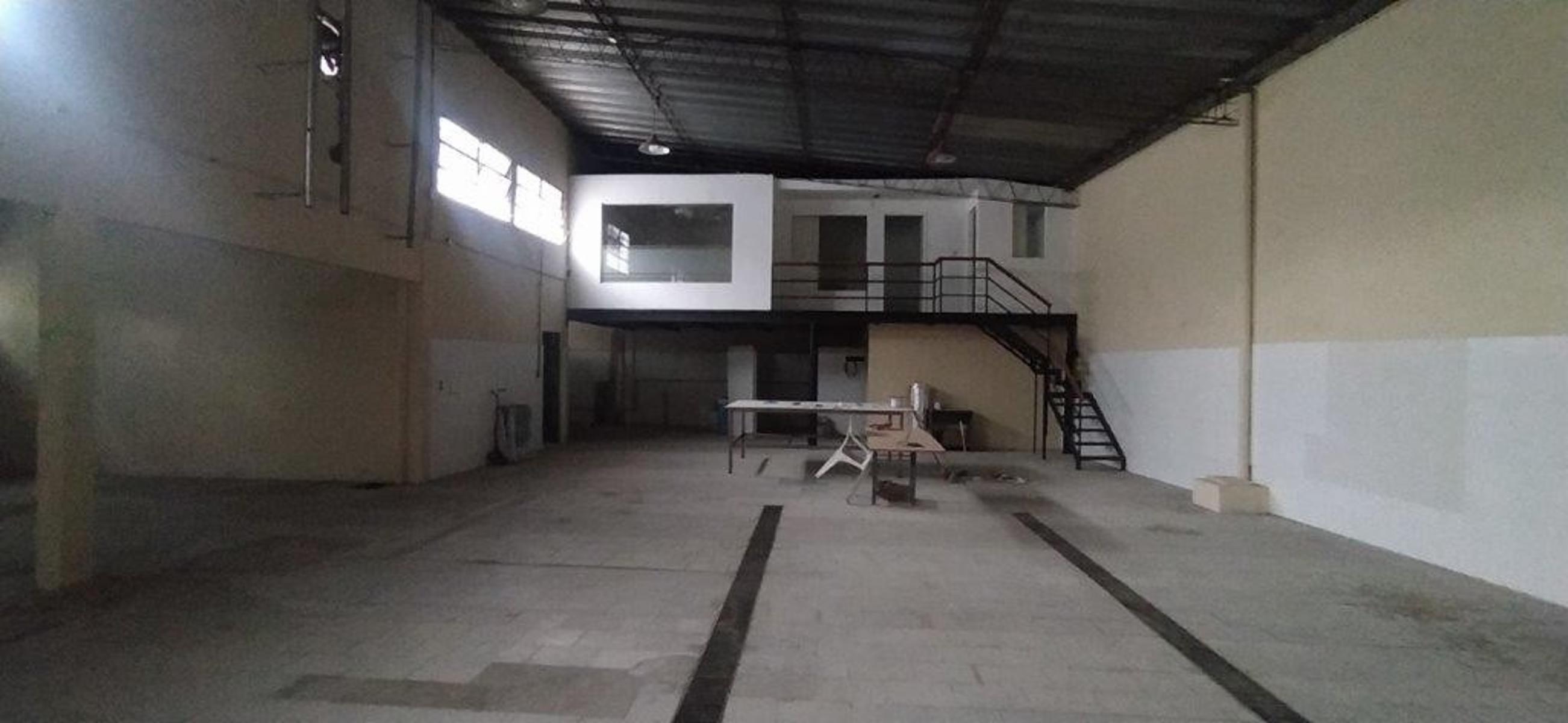 VENTA DE EXCELENTE GALPON INDUSTRIAL Y/O COMERCIAL - A METROS DE GARIBALDI - LOMAS DE ZAMORA - 300 M² CUBIERTOS - 3