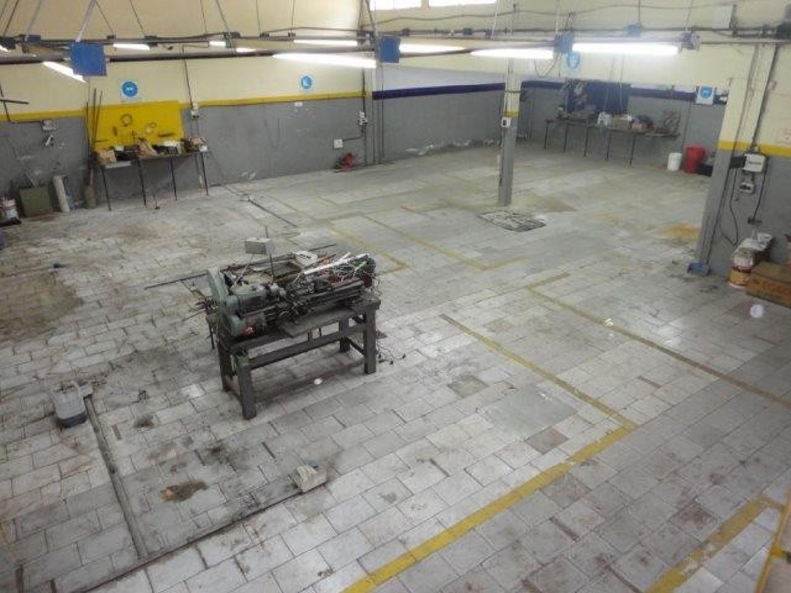 VENTA DE EXCELENTE GALPON INDUSTRIAL Y/O COMERCIAL - A METROS DE GARIBALDI - LOMAS DE ZAMORA - 300 M² CUBIERTOS - 4
