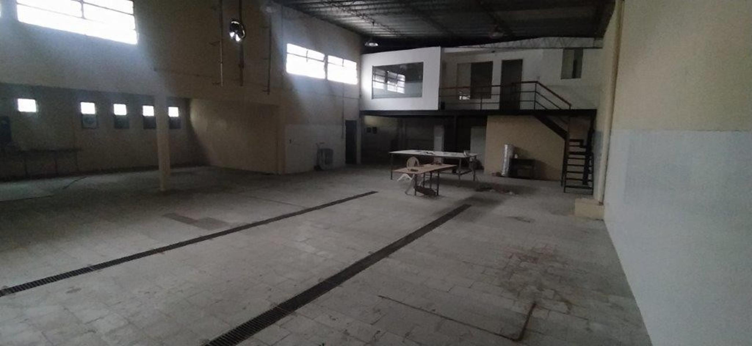 VENTA DE EXCELENTE GALPON INDUSTRIAL Y/O COMERCIAL - A METROS DE GARIBALDI - LOMAS DE ZAMORA - 300 M² CUBIERTOS - 7