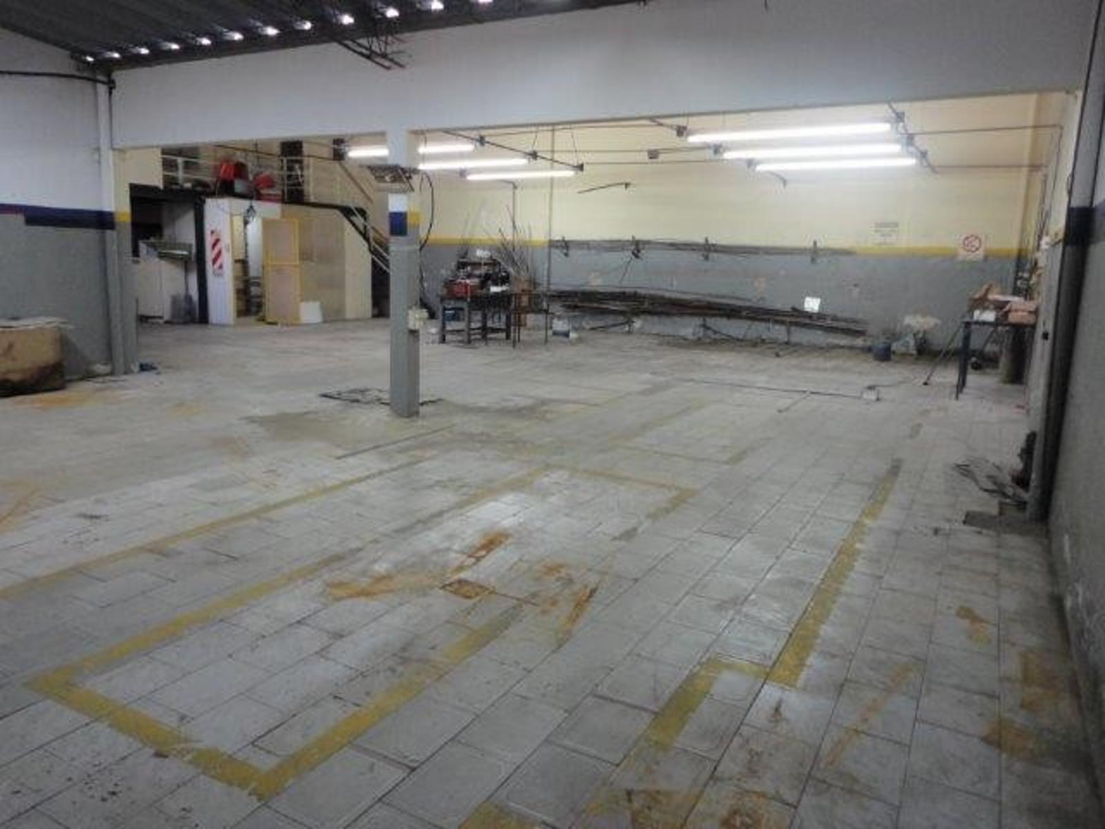 VENTA DE EXCELENTE GALPON INDUSTRIAL Y/O COMERCIAL - A METROS DE GARIBALDI - LOMAS DE ZAMORA - 300 M² CUBIERTOS - 9