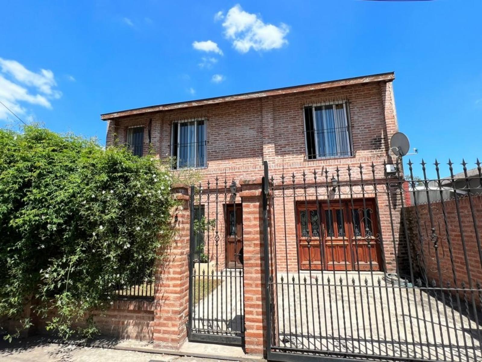 VENTA DE CHALET 3 AMBIENTES CON COCHERA Y PILETA - AMPLIO LOTE LIBRE - PILETA - MONTE GRANDE