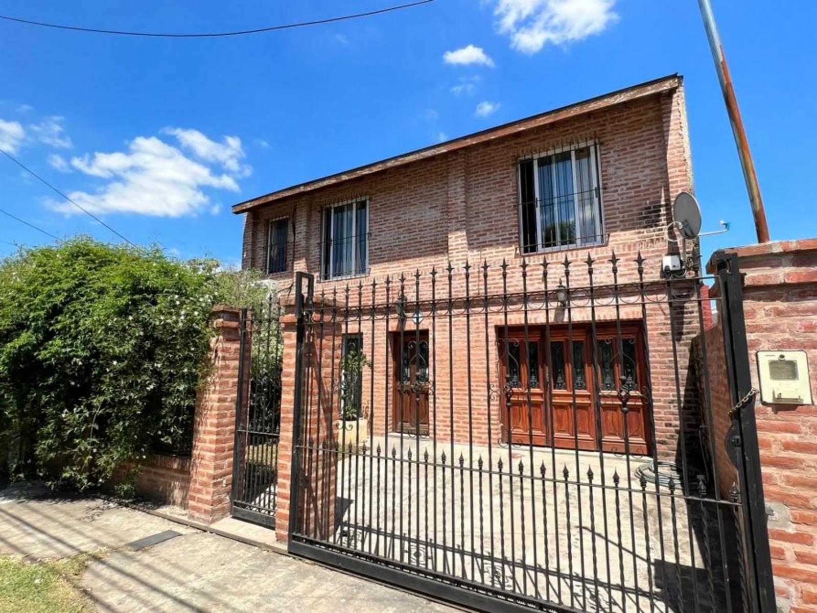 VENTA DE CHALET 3 AMBIENTES CON COCHERA Y PILETA - AMPLIO LOTE LIBRE - PILETA - MONTE GRANDE — foto 2