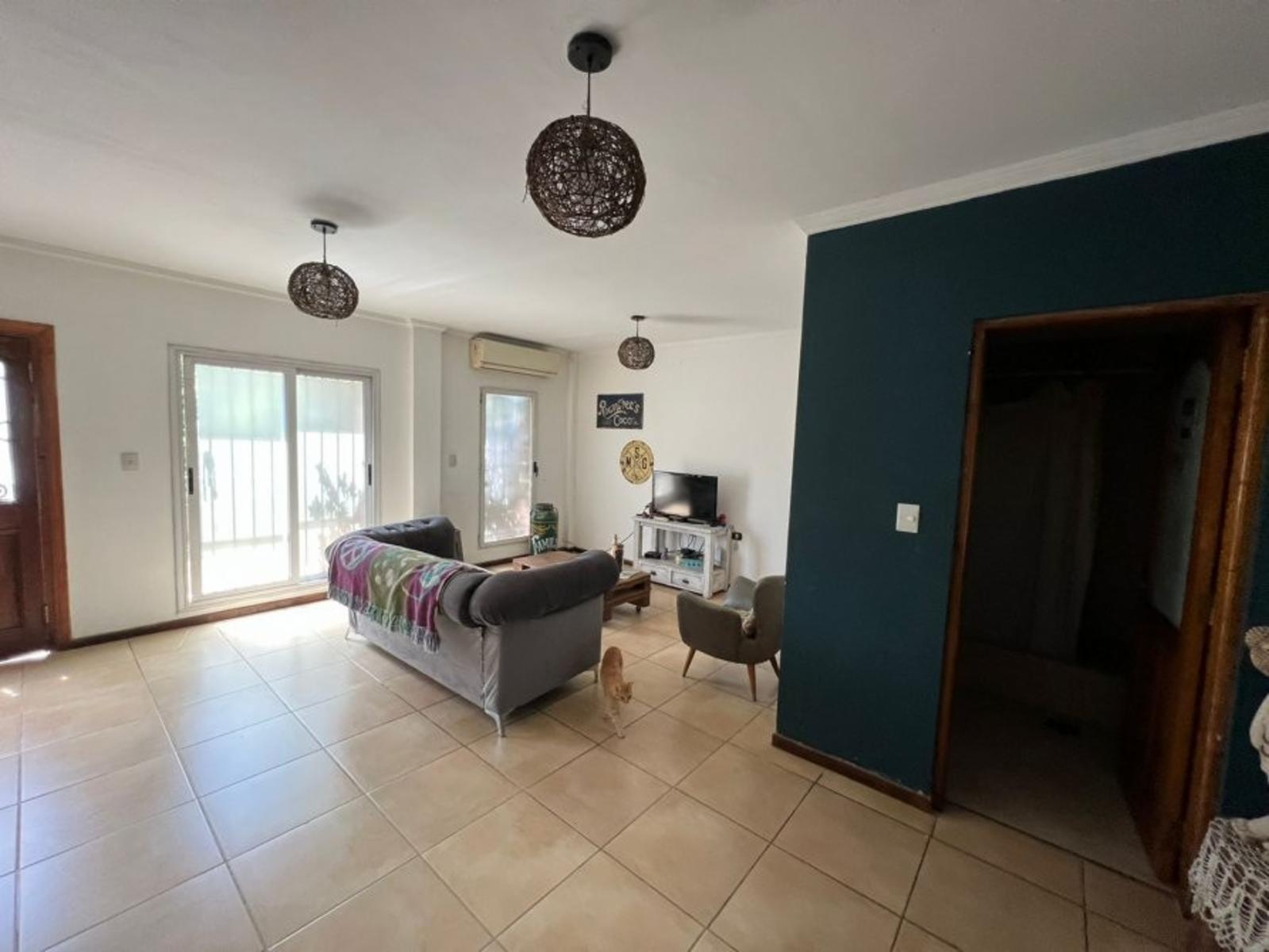 VENTA DE CHALET 3 AMBIENTES CON COCHERA Y PILETA - AMPLIO LOTE LIBRE - PILETA - MONTE GRANDE — foto 4